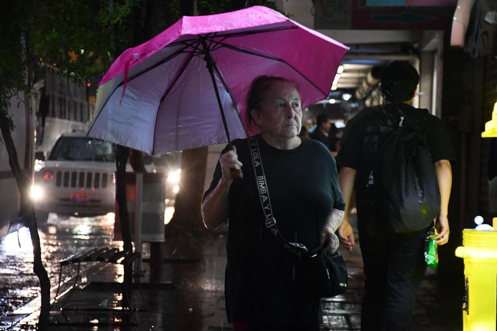 $!Cae fuerte tormenta en el centro de Culiacán; llaman a tomar precauciones
