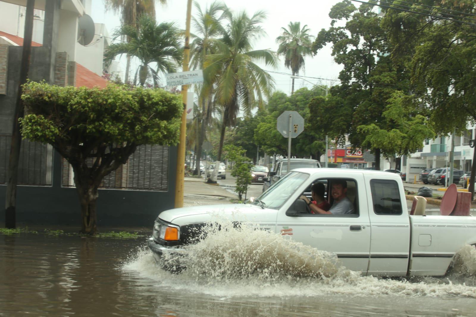 $!Quedan ‘bajo el agua’ la Cruz Lizárraga y alrededores de la Machado, en Mazatlán, tras la lluvia de este viernes