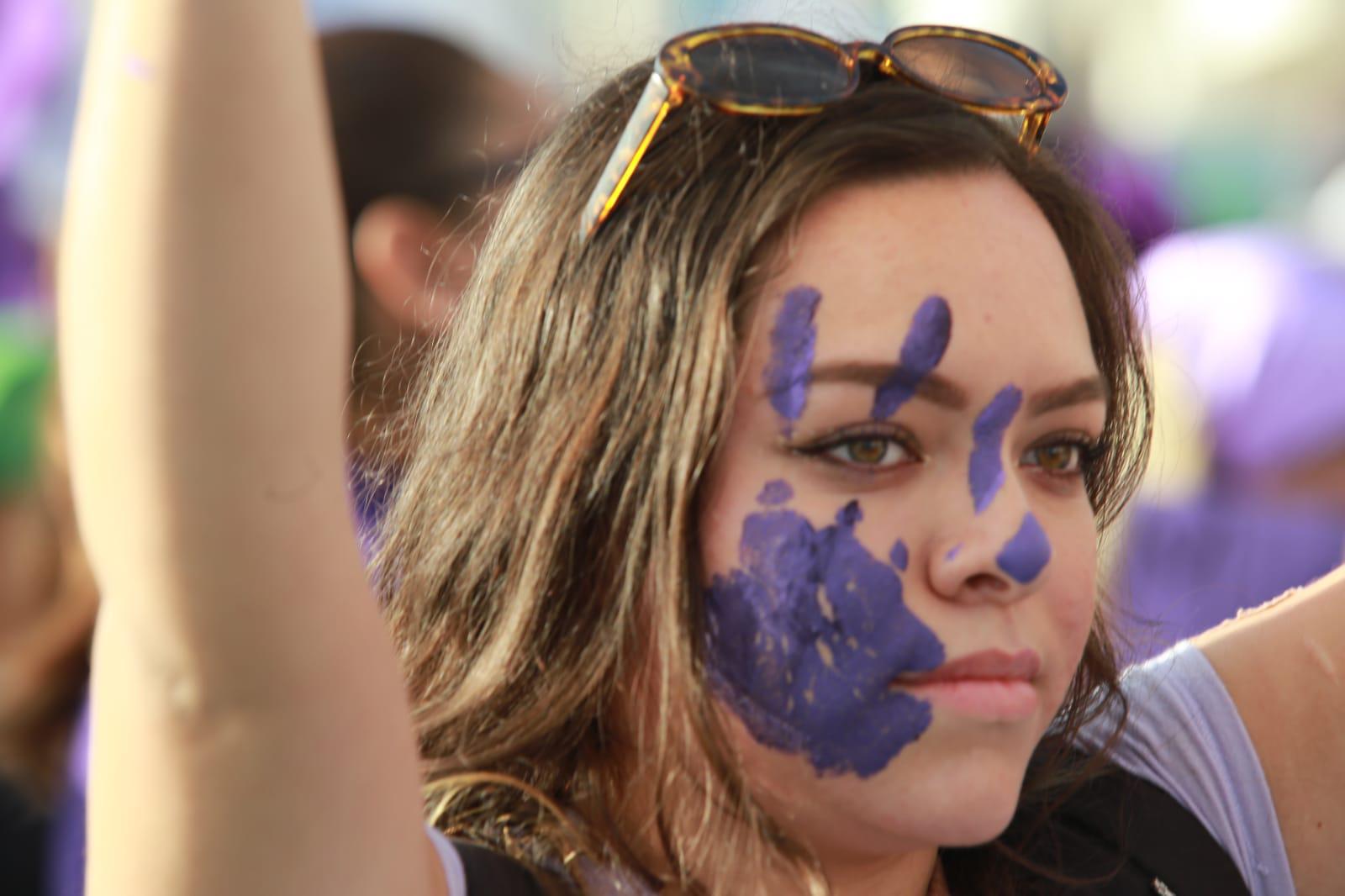 $!Mujeres toman el paseo costero de Mazatlán para exigir alto a la violencia