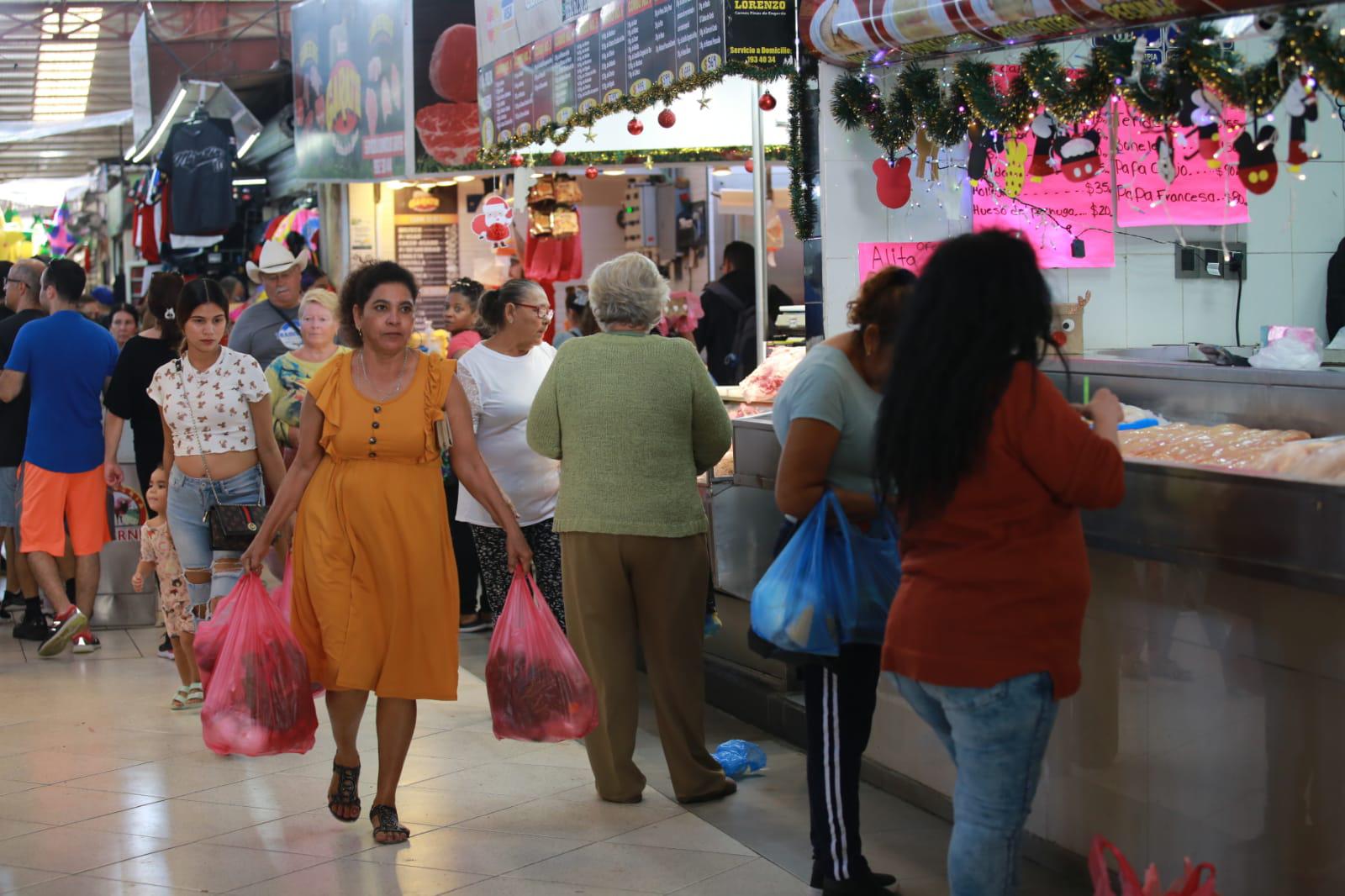 $!Están muy concurridos mercados y centros comerciales por compran navideñas