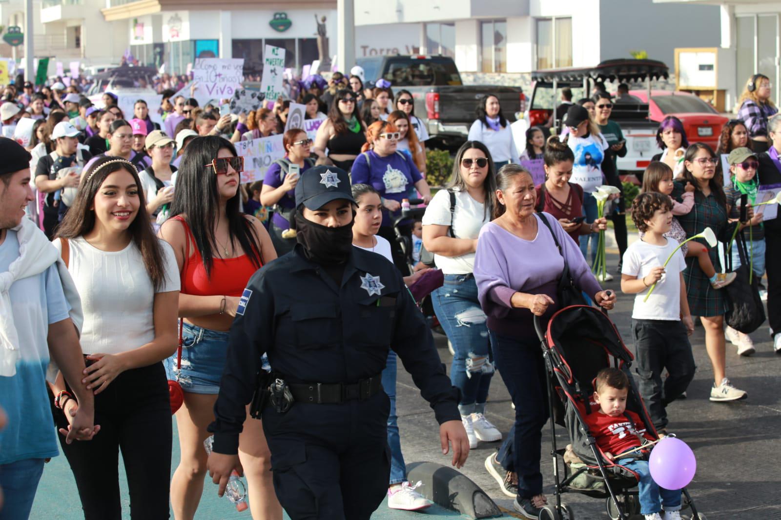 $!Mujeres toman el paseo costero de Mazatlán para exigir alto a la violencia
