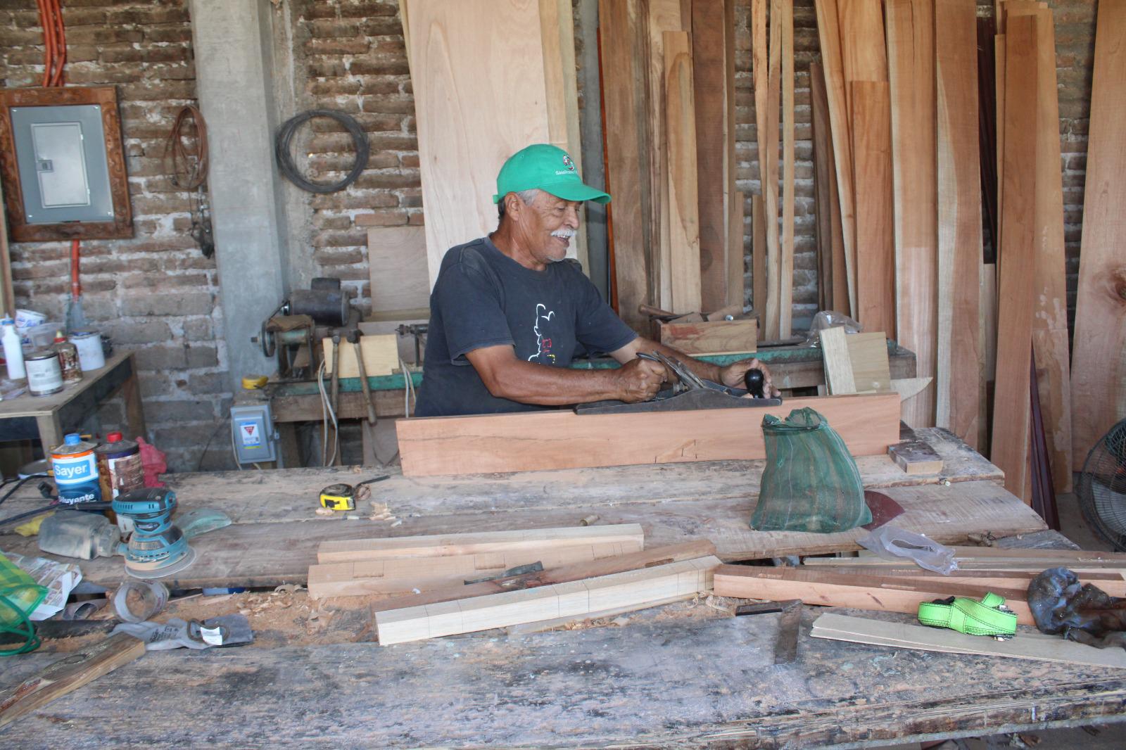 $!Raúl desarrolla con pasión la carpintería desde hace 45 años en Rosario