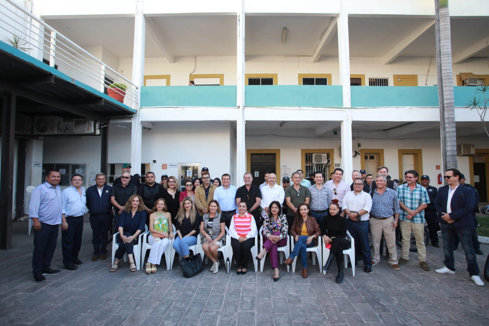 $!Donan empresarios de ‘Proyecto Centro Histórico’ herramientas para los policías