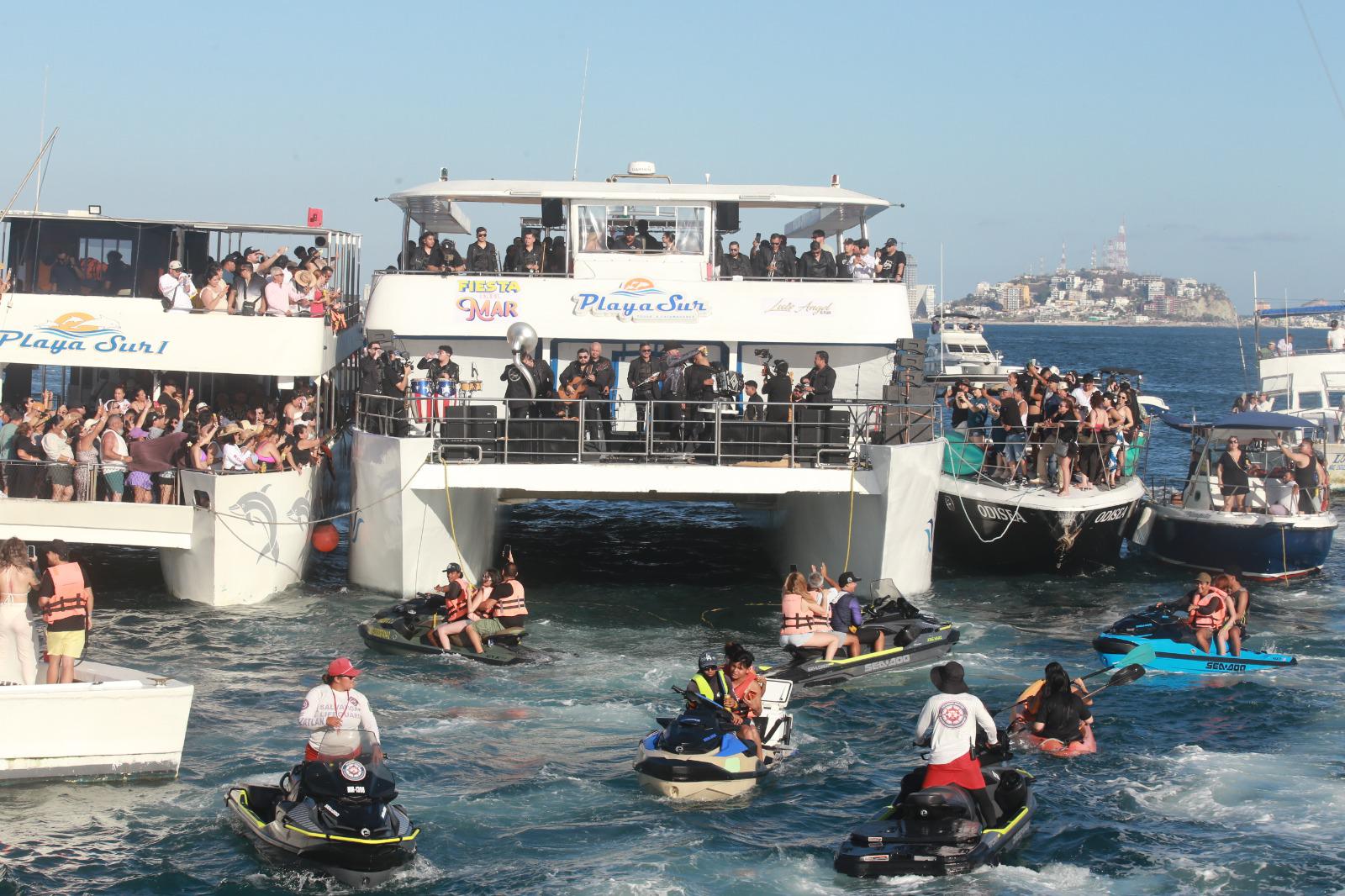 $!Turistas y mazatlecos se dieron cita en el mar para formar parte de la fiesta.