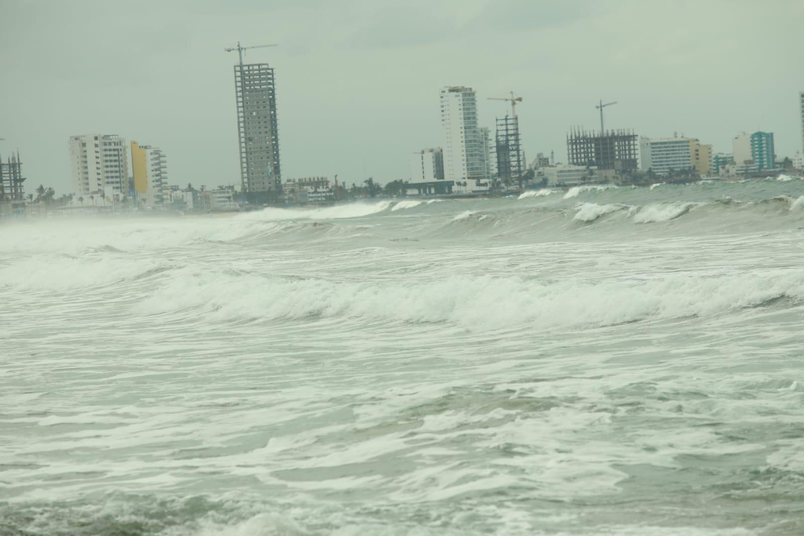 $!Mar de fondo y marea alta afectan de nuevo en Mazatlán