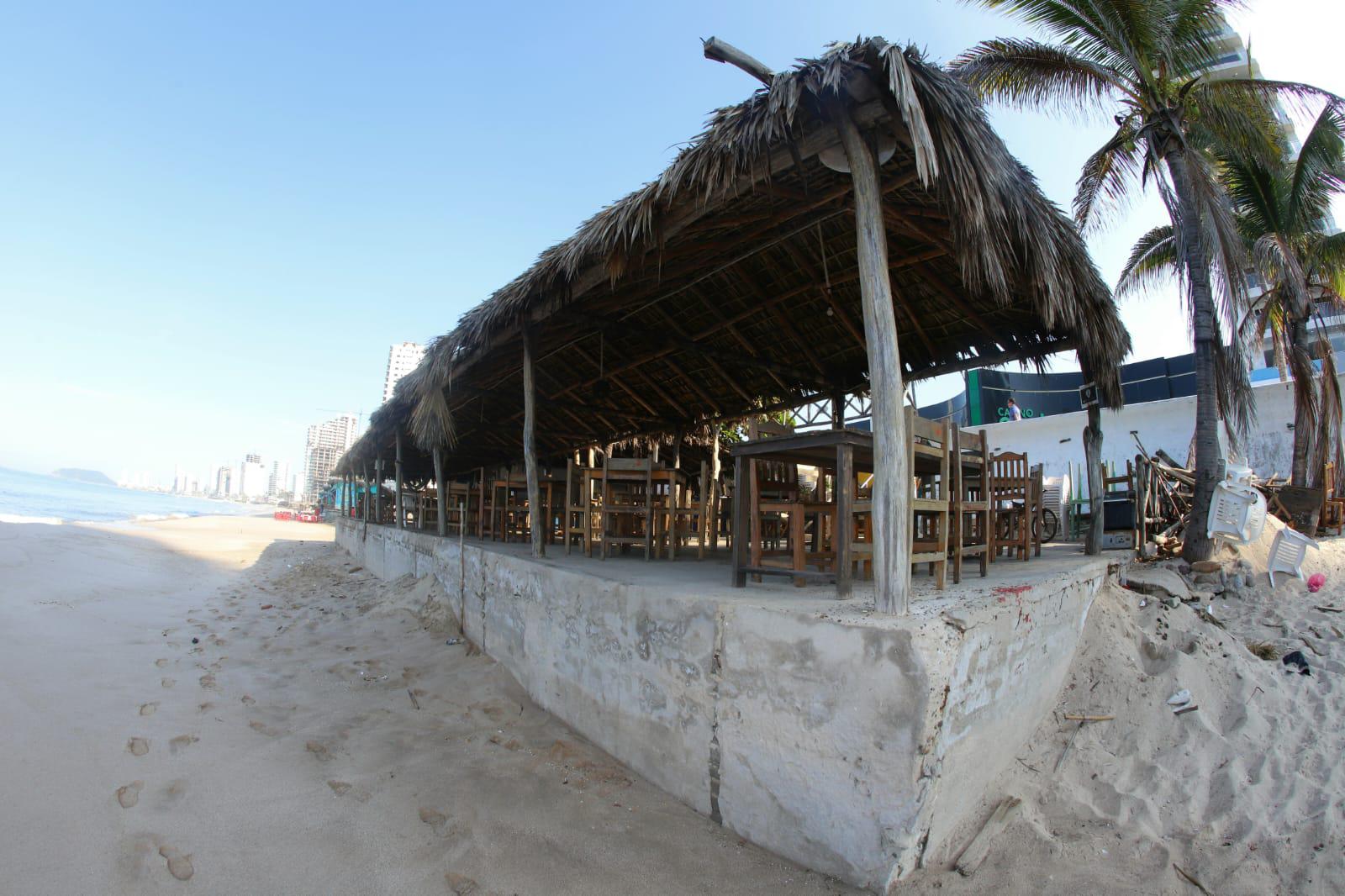 $!Apresuran reapertura de palapas a la orilla de la playa en Mazatlán