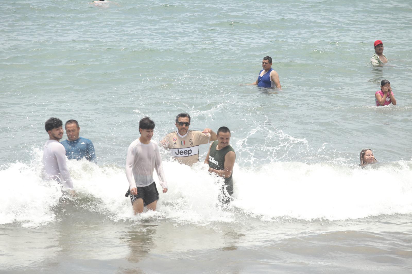 $!Turismo nacional se apodera de la zona costera de Mazatlán durante el fin de semana