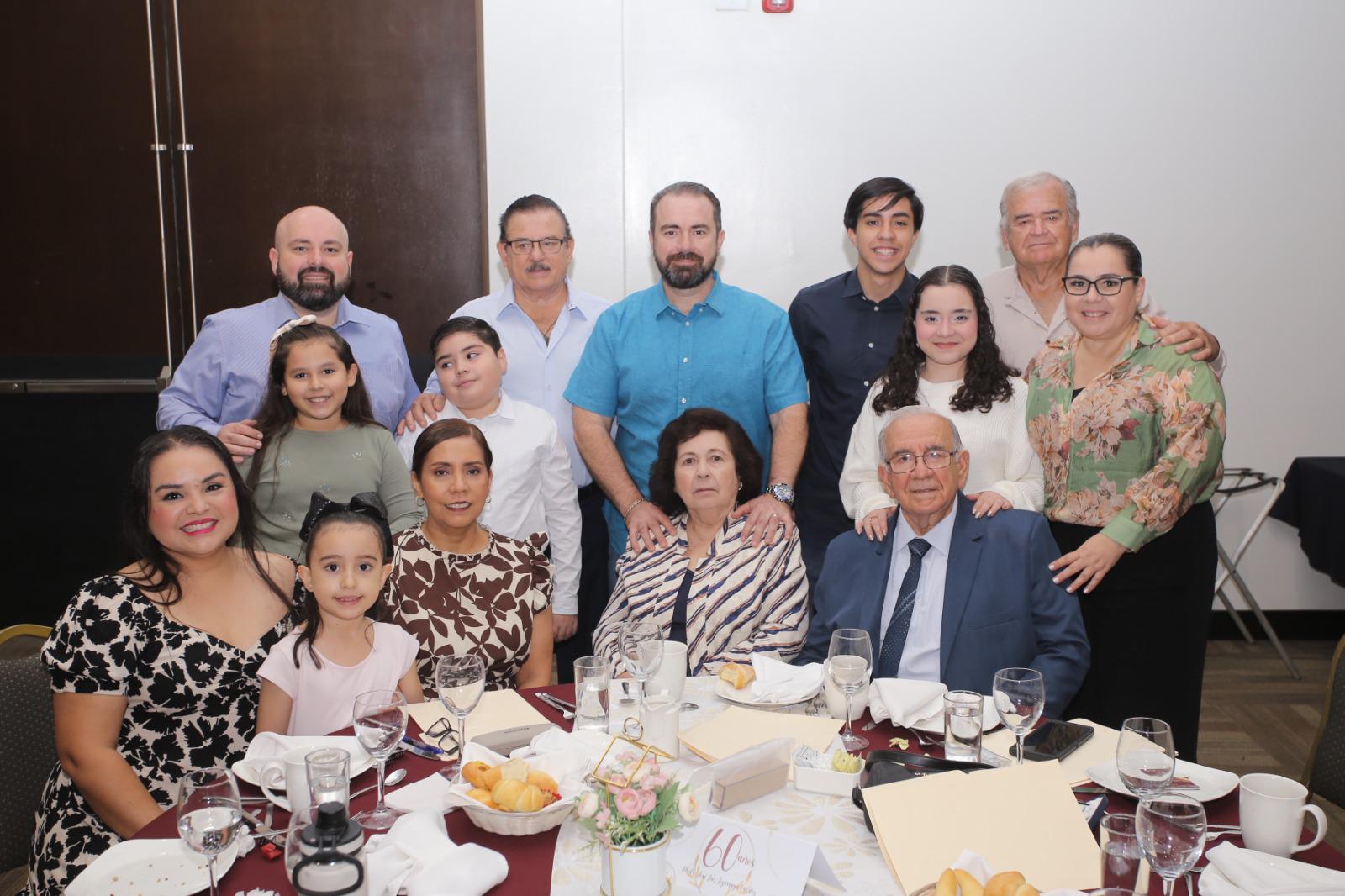 $!José Luis Lizárraga acompañado de su esposa, hijos y nietos.