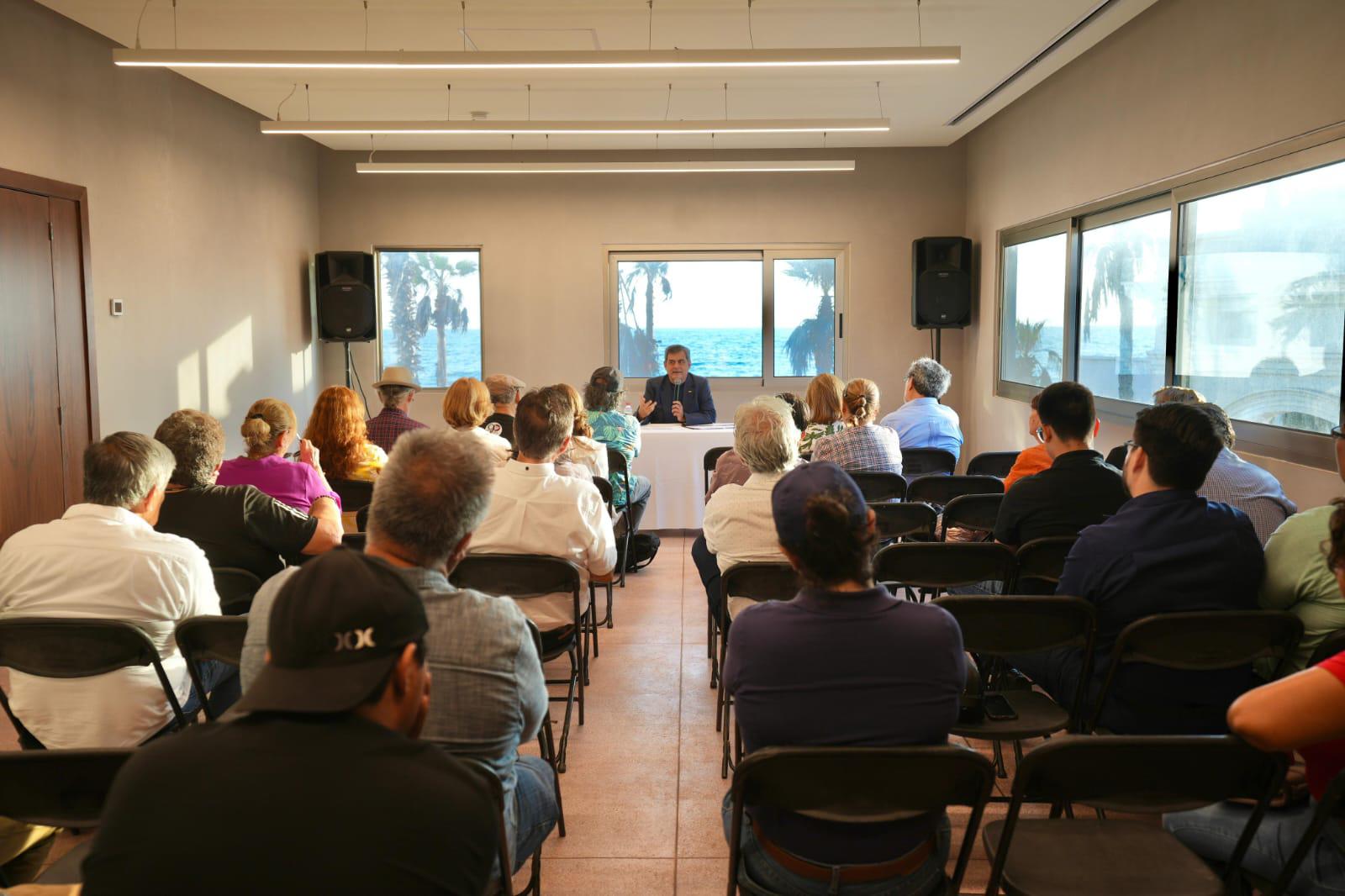 $!El público escuchó atento al conferencista.