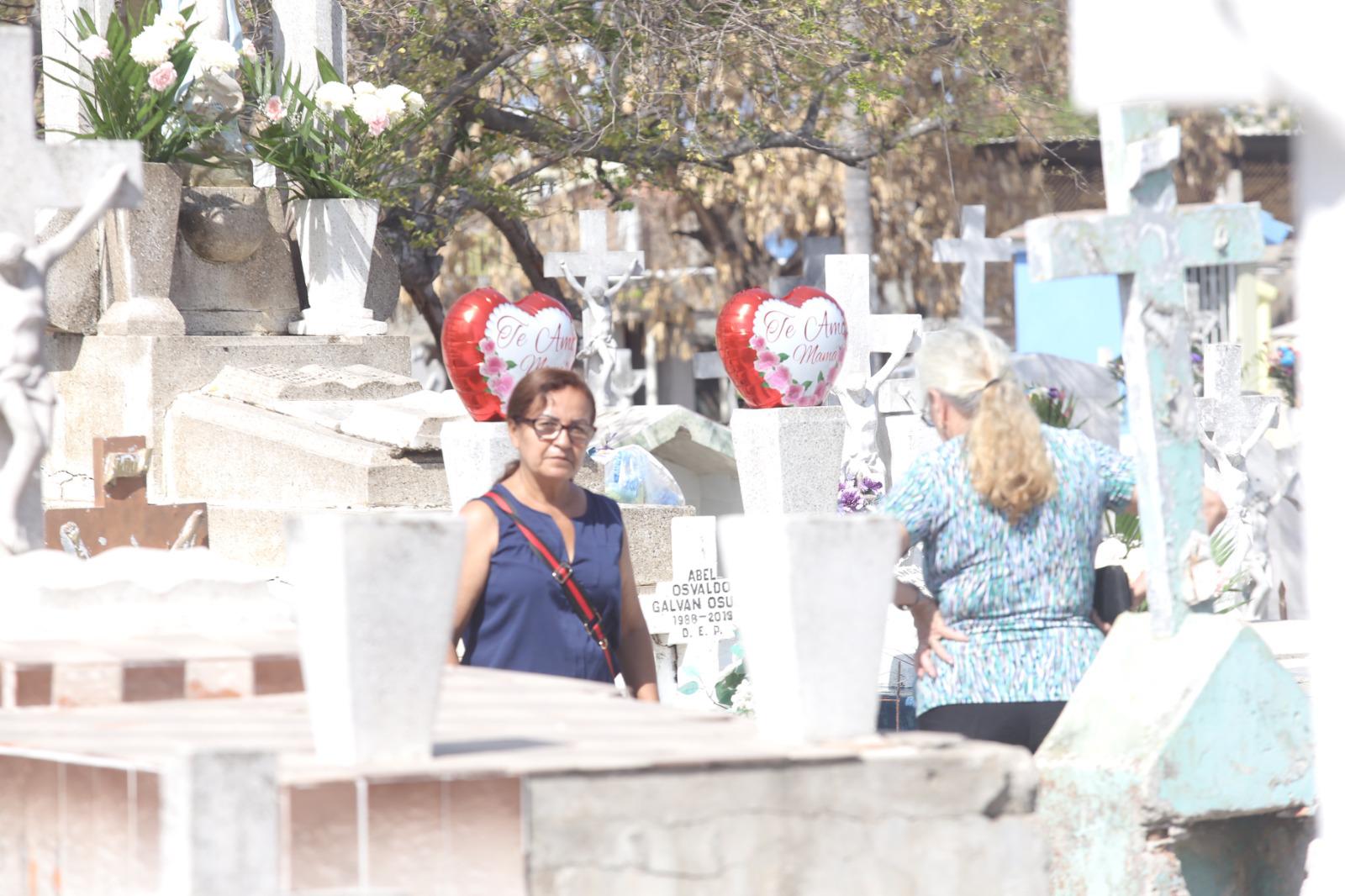 $!Mazatlecos se dan cita en panteones de la ciudad para festejar a las mamás del cielo