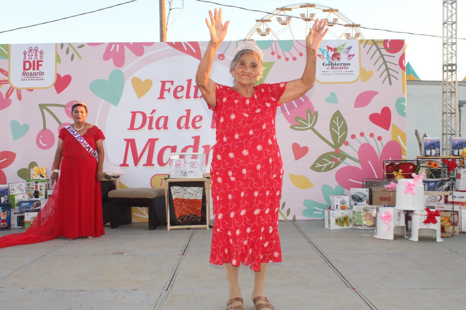 $!Disfrutan mamás festejo con rifa de regalos y elección de reina en Rosario