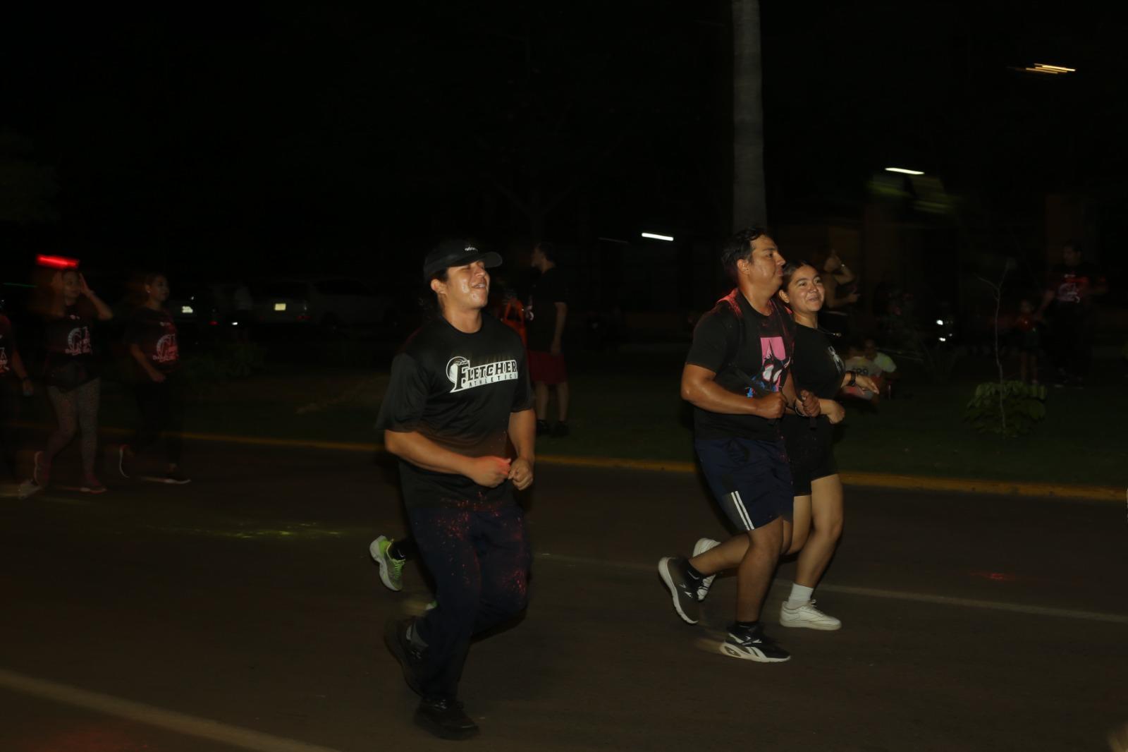 $!Mazatlecos y turistas disfrutan de fiesta de color en Carrera Neón TVP