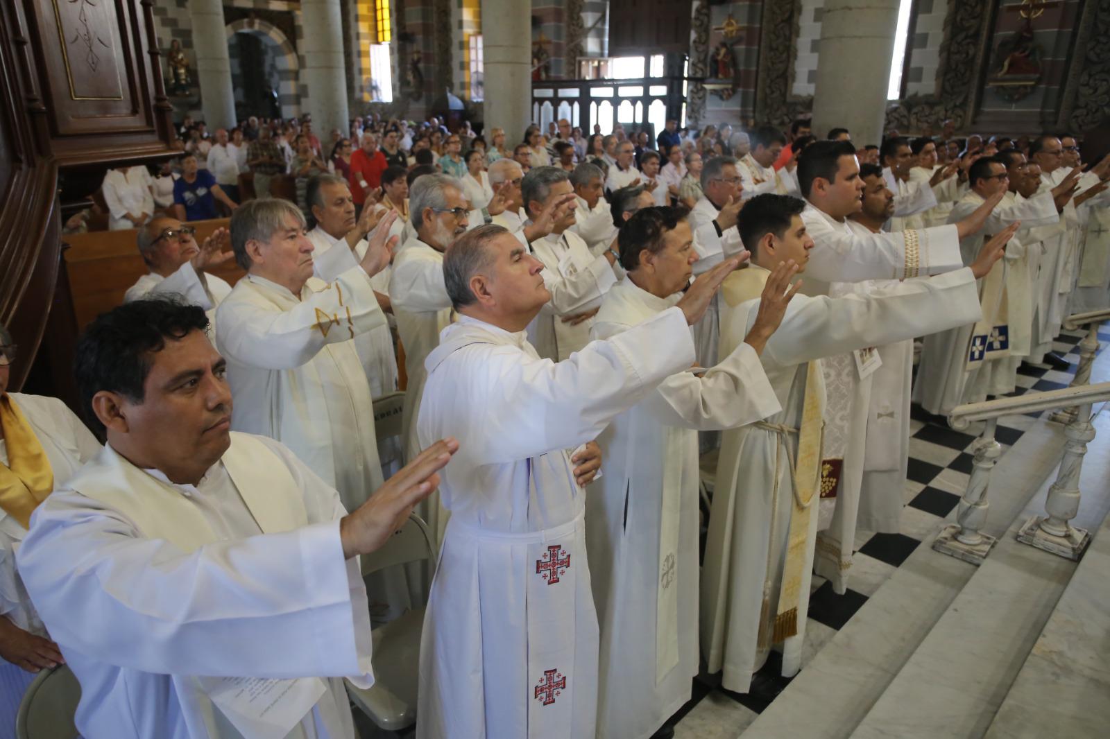 $!Renuevan sacerdotes de Mazatlán sus promesas de fe en la Misa Crismal