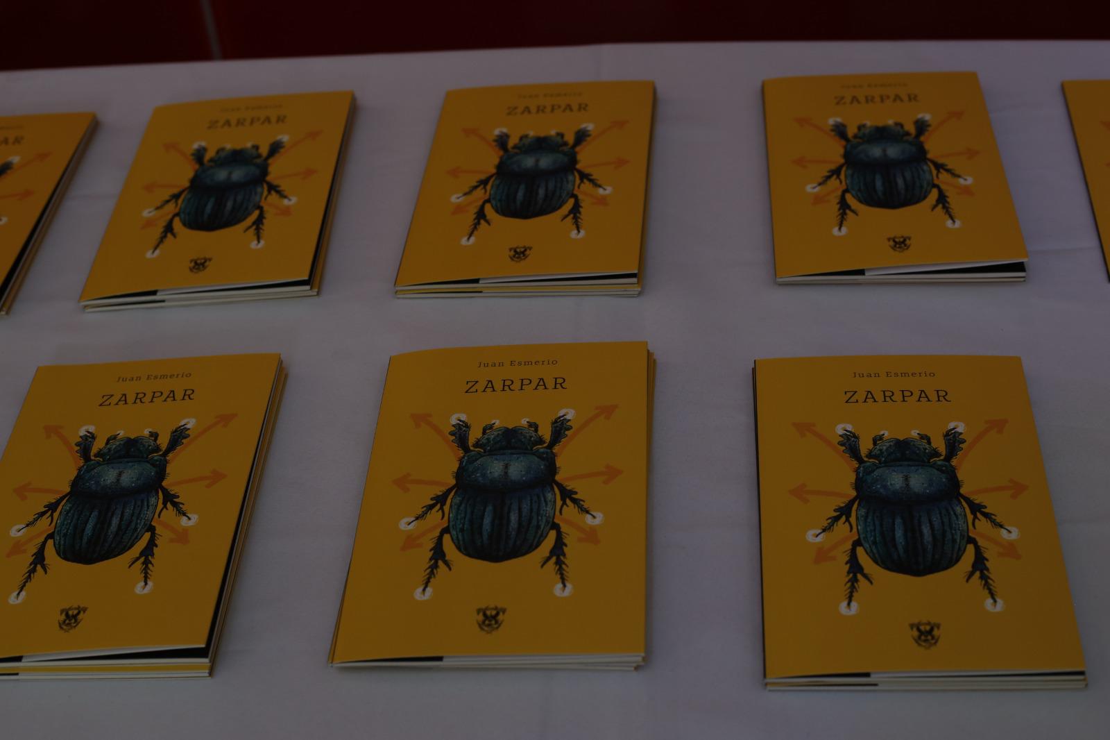 $!Ofrece Juan Esmerio Navarro ventanas a la introspección con su libro ‘Zarpar’