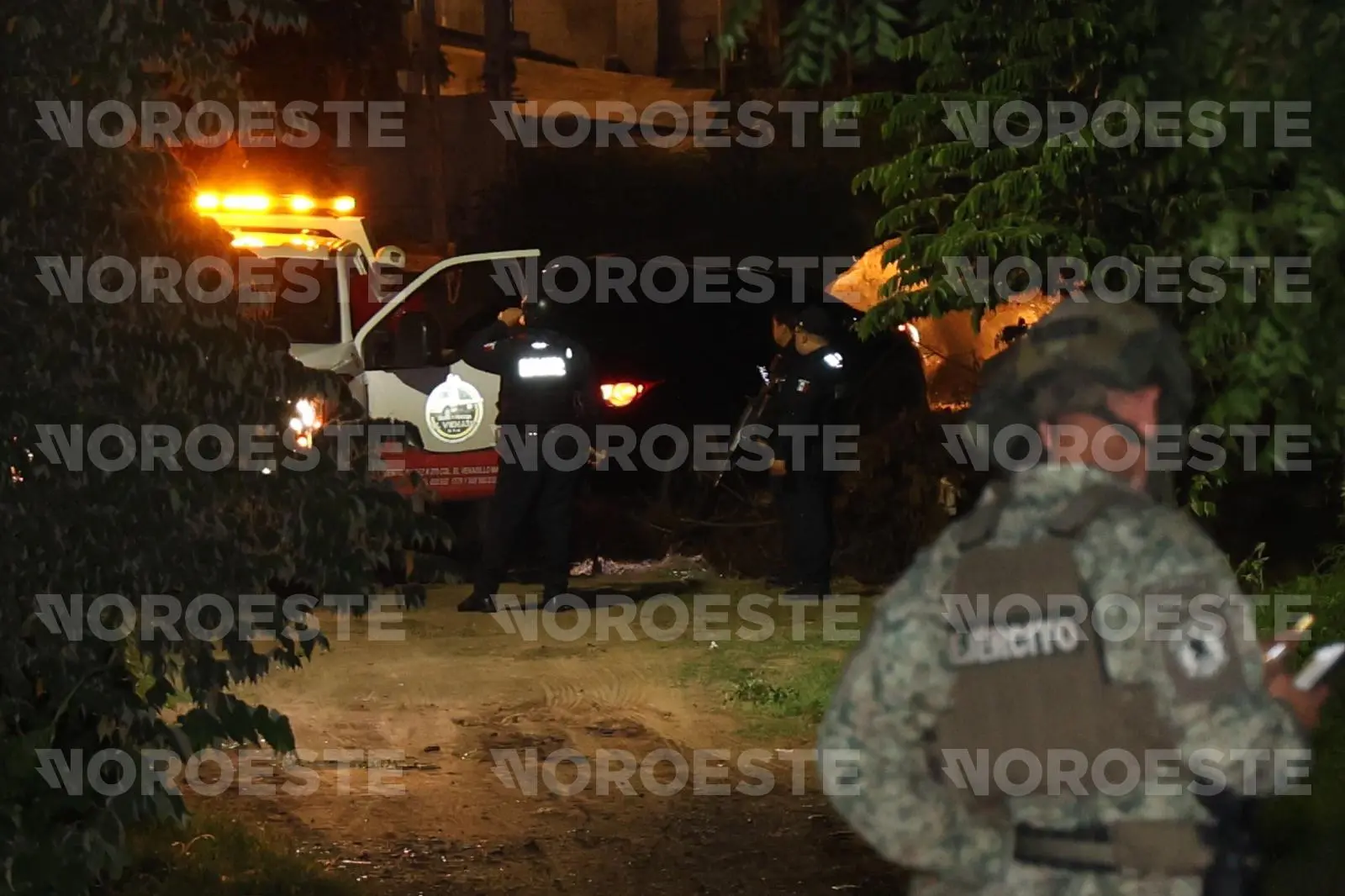$!Ejército detiene vehículo con presuntos hombres armados en la colonia Lomas del Ébano, en Mazatlán
