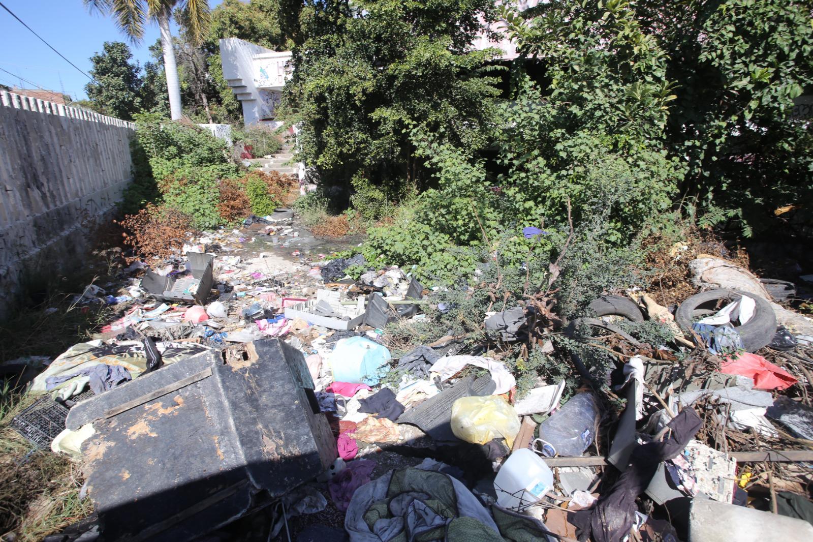 $!Entre maleza, basura y contaminación se encuentran las instalaciones del antiguo Hospital General, en Mazatlán