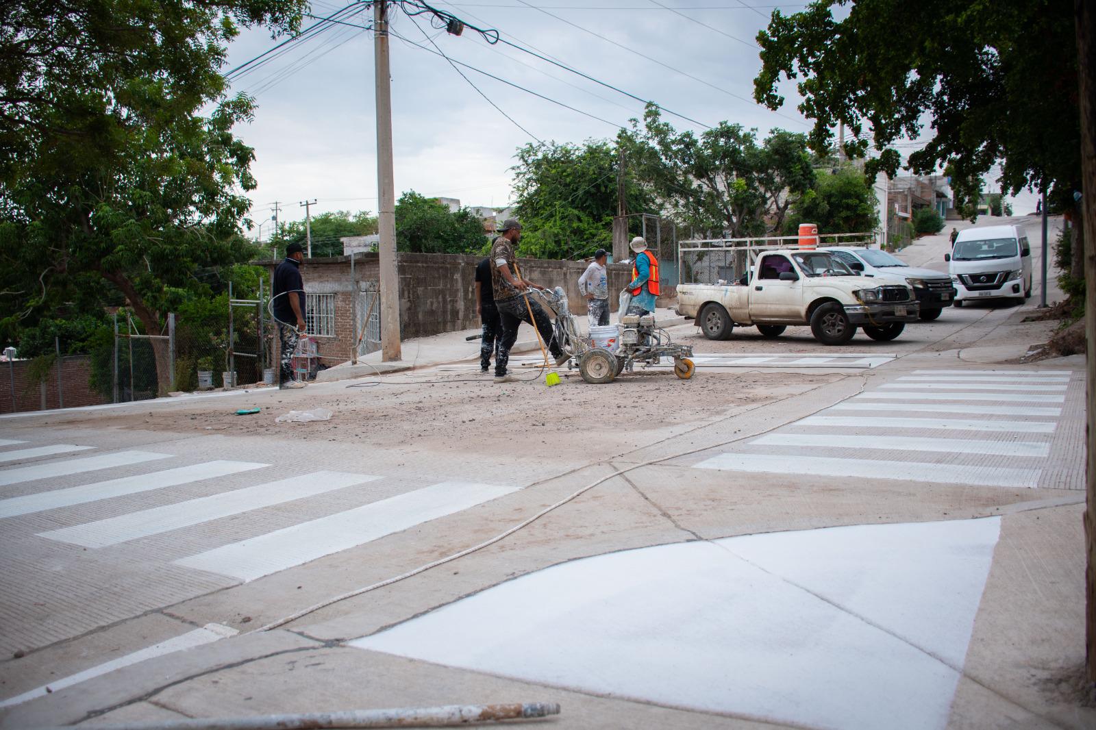 $!Vecinos supervisan avances en obras de pavimentación en Culiacán