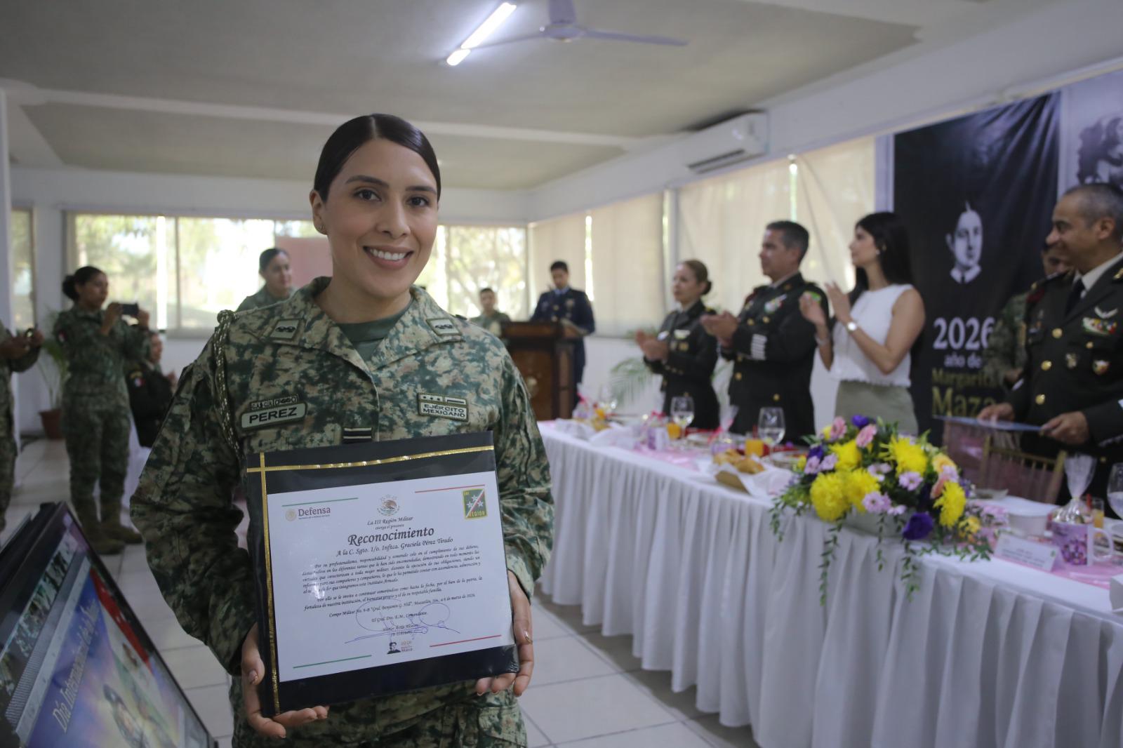 $!Reconoce Fuerzas Armadas de México a personal militar femenino en la III Región Militar
