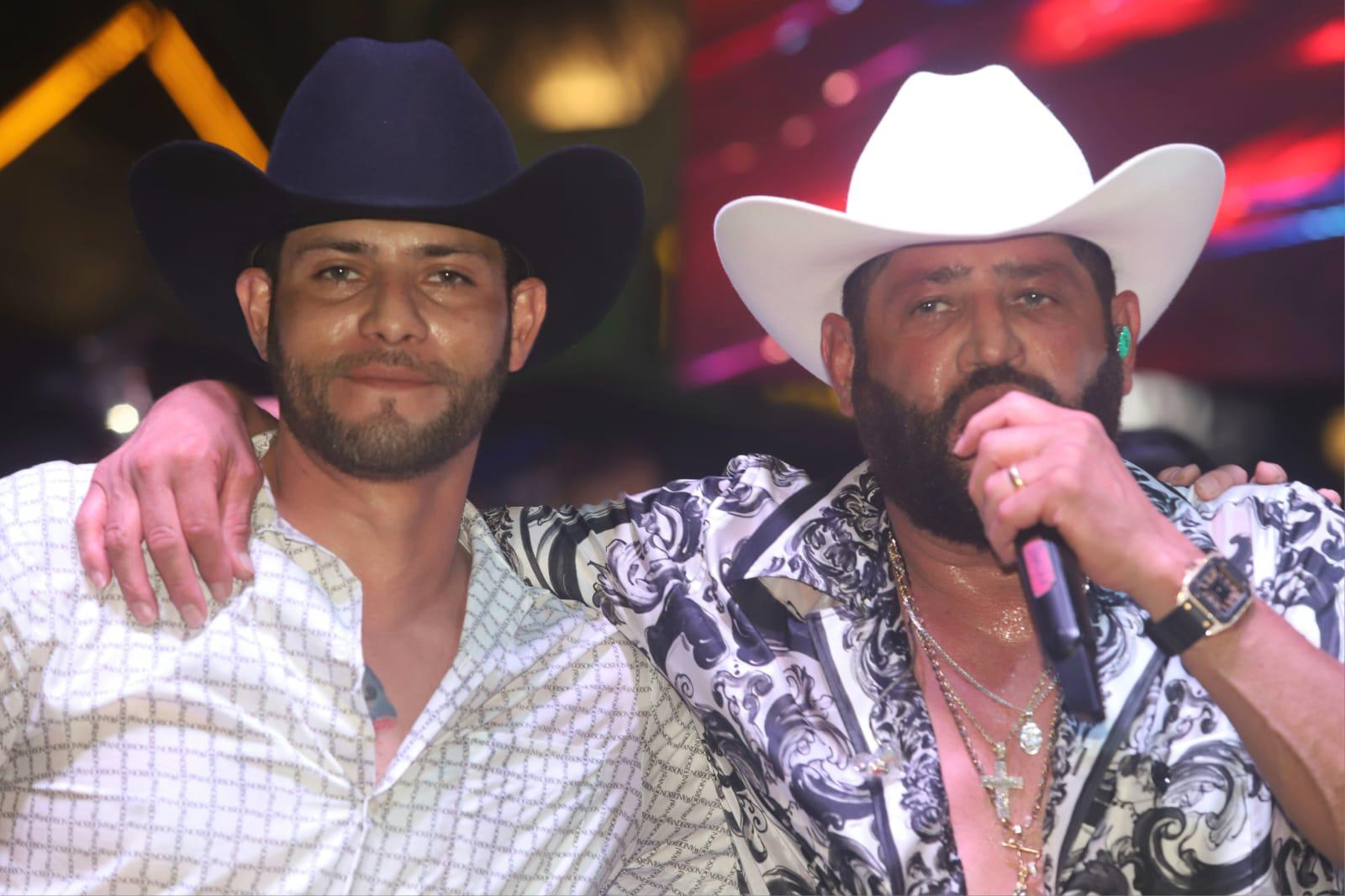 $!Pancho Barraza enamora a Mazatlán con concierto en el malecón