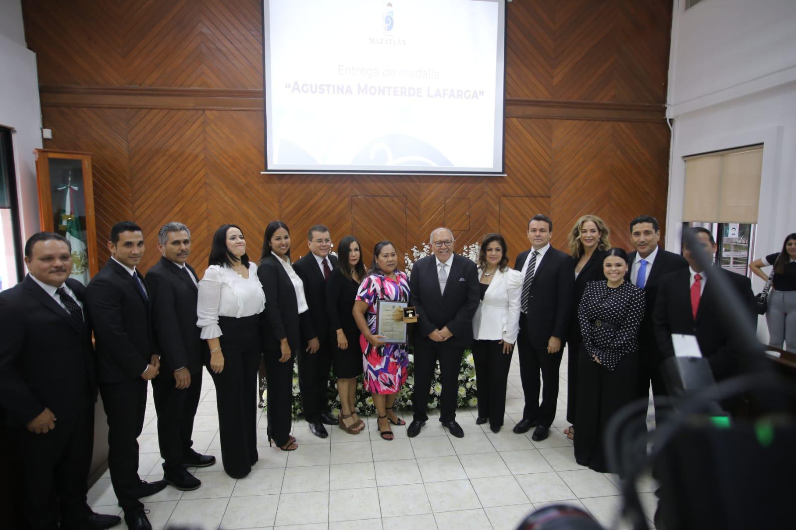 $!Entregan la Medalla ‘Agustina Monterde Lafarga’ a presidenta de Tesoros Perdidos. Hasta Encontrarlos, Irma Arellanes