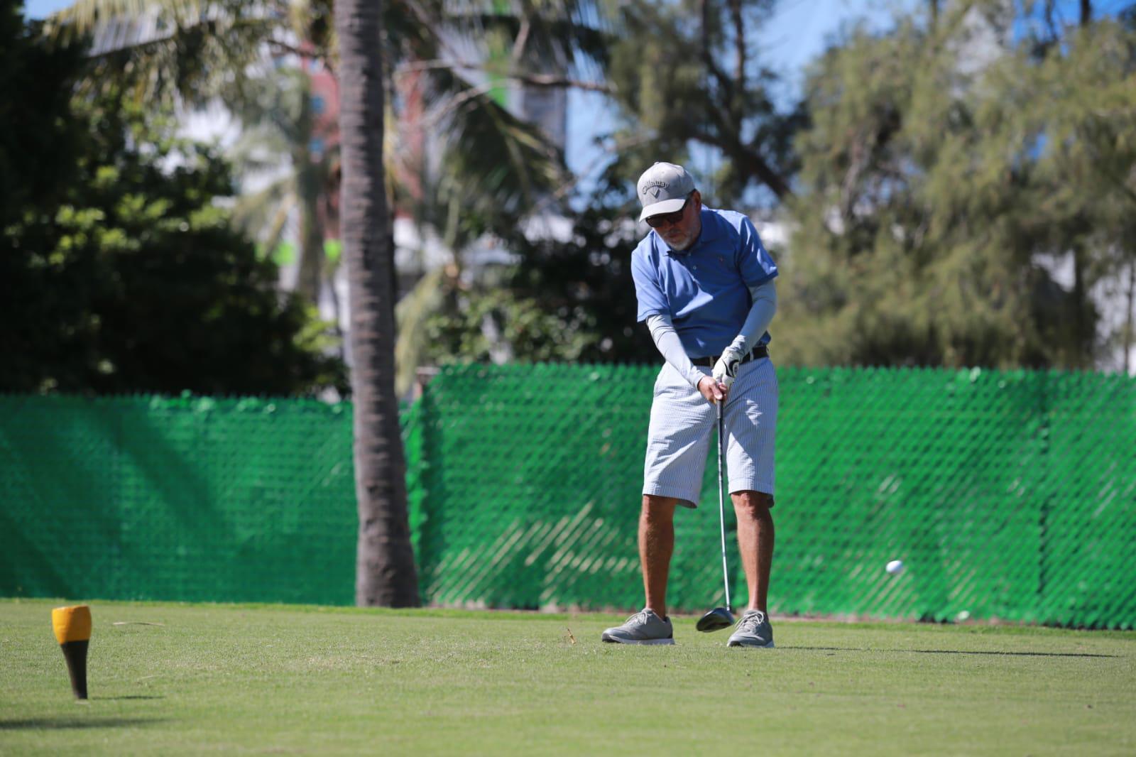 $!Mazatleco Diego Medina comanda Torneo Anual Internacional de Golf de El Cid