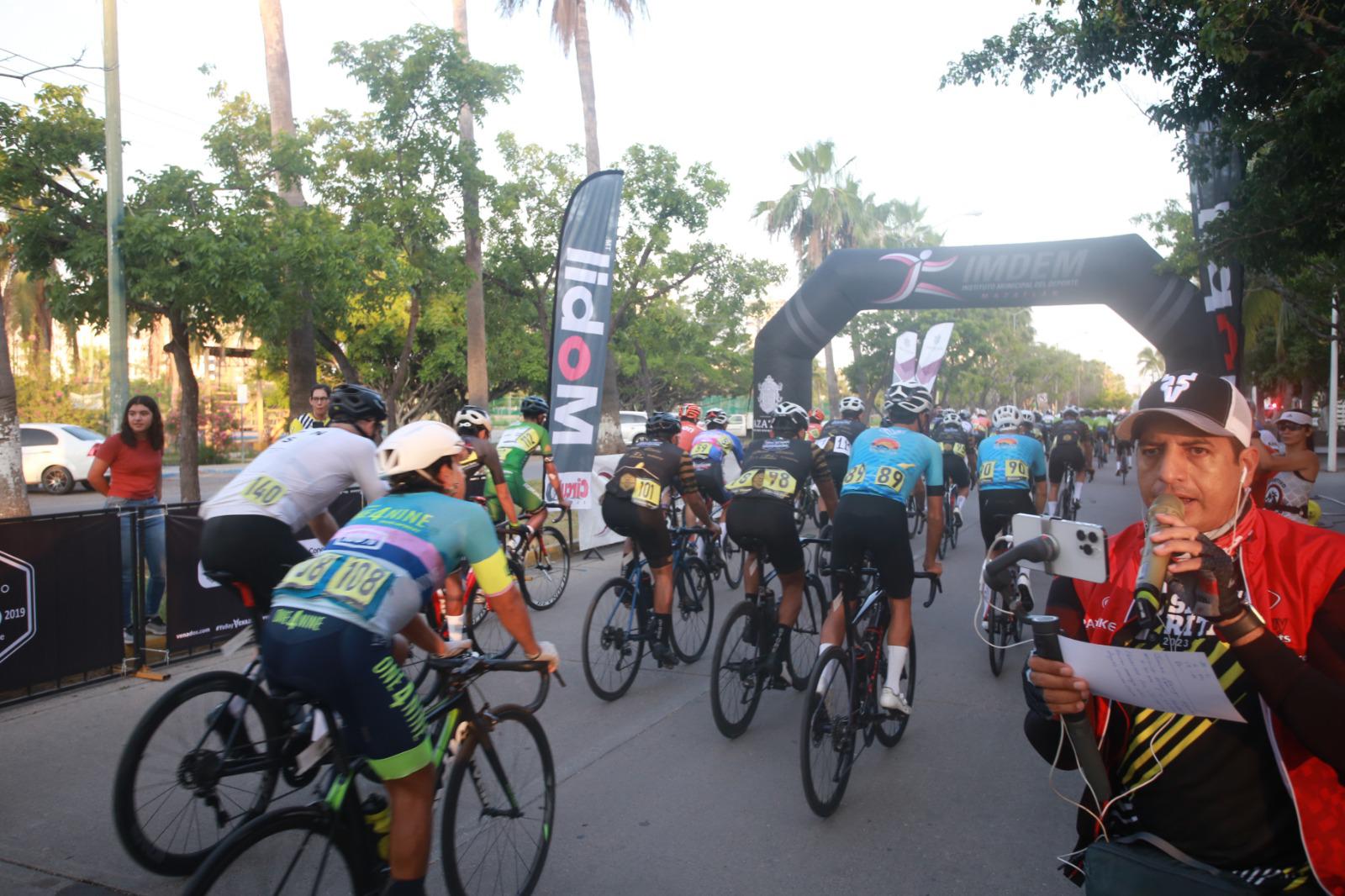 $!Parten ciclistas a conquistar la cumbre de Santa Rita