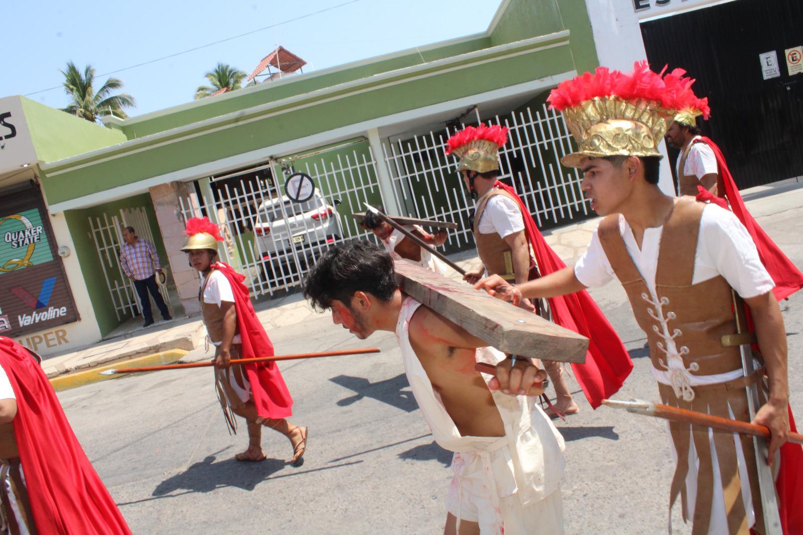 $!Reviven la pasión de Cristo en el ya tradicional Viacrucis viviente, en El Rosario
