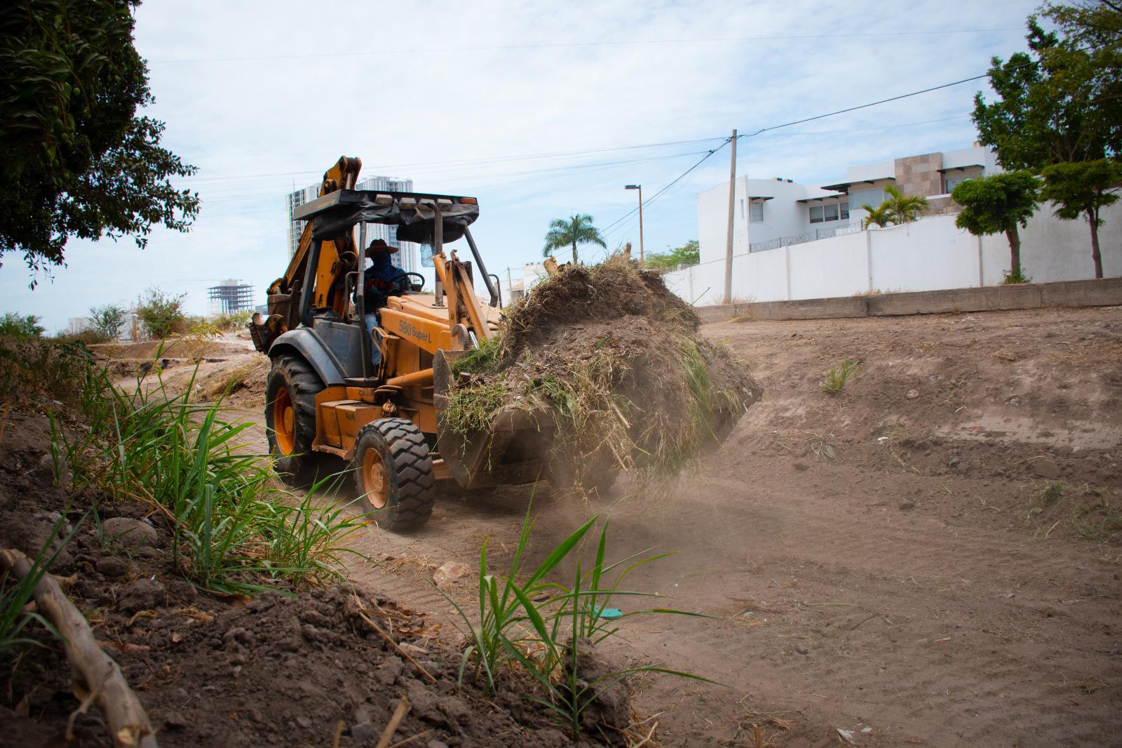 $!Para evitar más accidentes, inicia limpieza de arroyos, drenes y canales en Culiacán