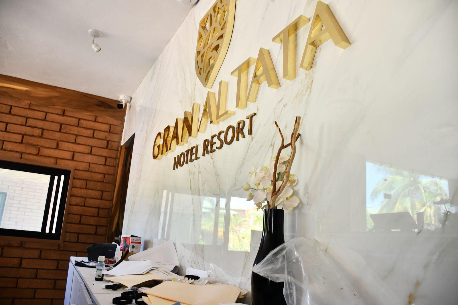 $!Los estragos del ataque armado en Altata: base sindical baleada y un hotel devastado por las llamas