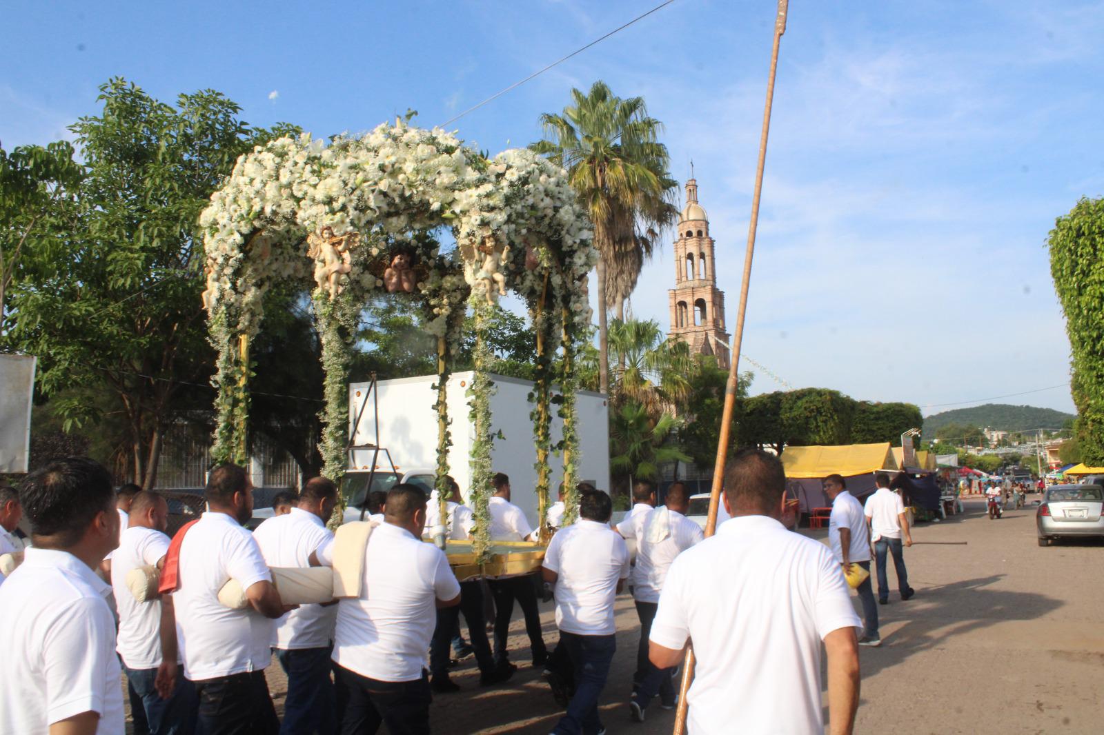 $!Realizan titánica labor cargadores y valla de jóvenes durante romería en la virgen del Rosario
