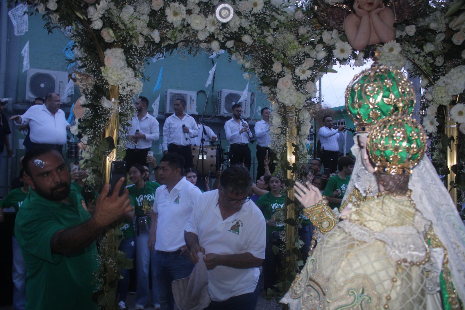 $!Le canta por primera vez ‘El Coyote’ a la Virgen del Rosario