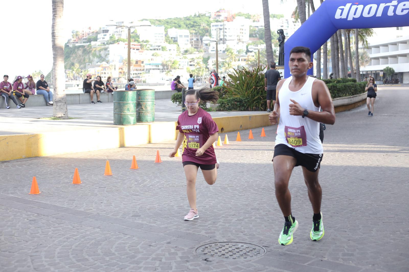 $!Javier Labrador y Ana Luisa Llorente conquistan la 15ª Carrera IPN OnceK 2026 en Olas Altas