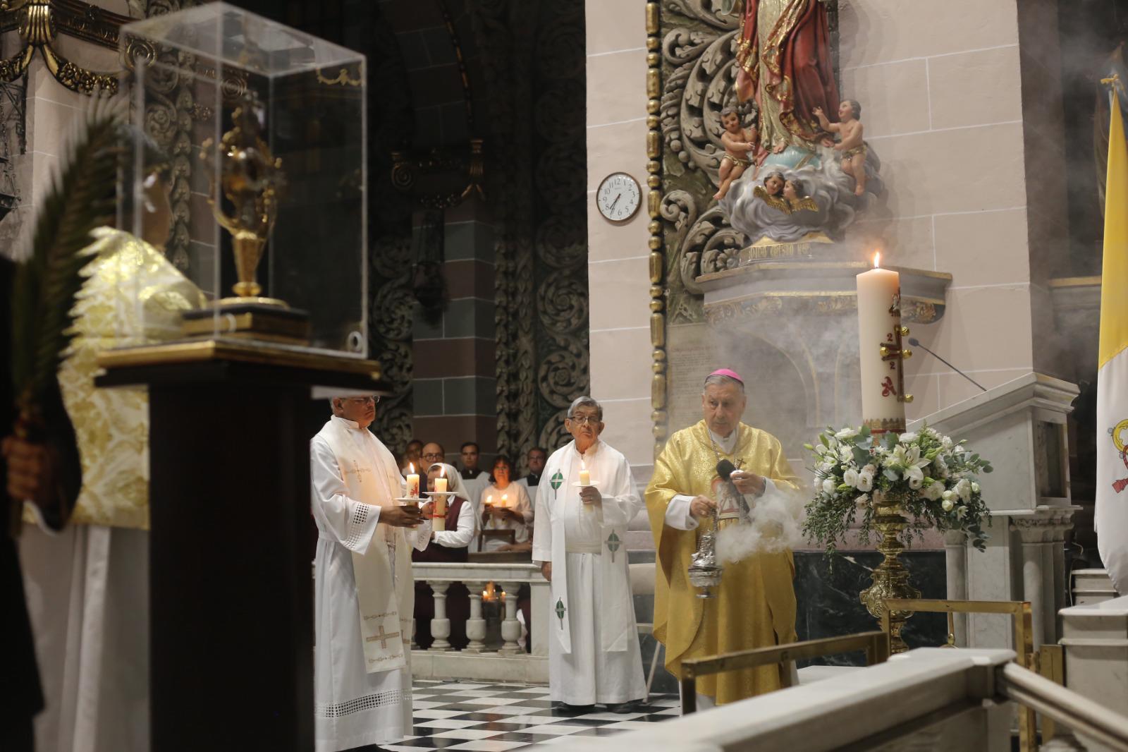 $!Bendición del fuego ilumina la Vigilia Pascual en la Catedral de Mazatlán