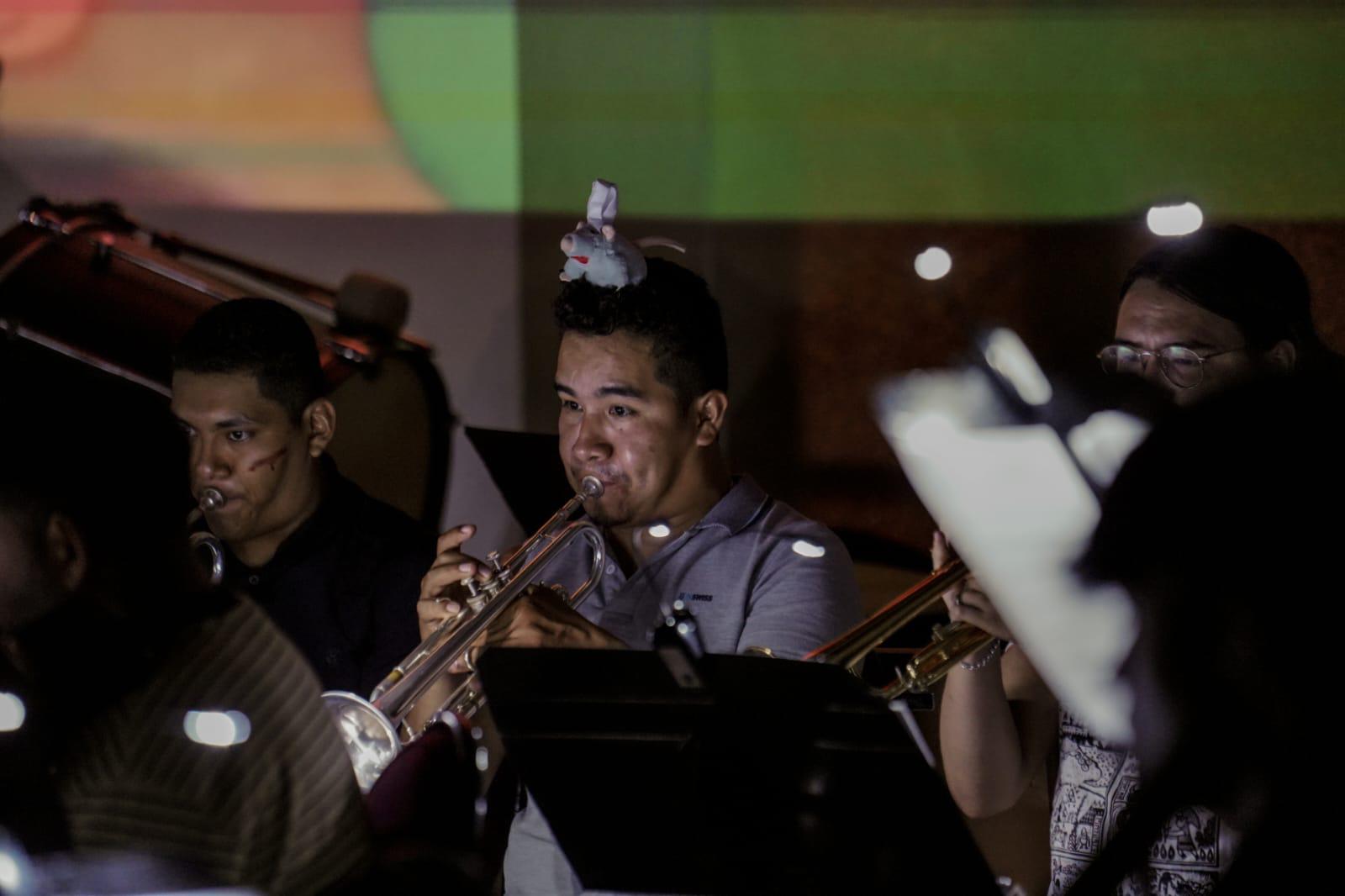 $!Los músicos lucieron accesorios alusivos a la música.