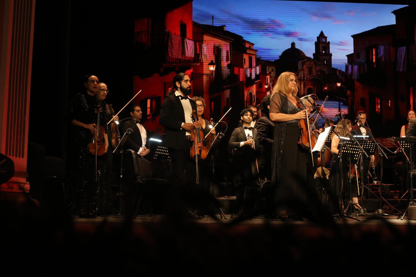 $!La Camerata Mazatlán acompañó a las cantantes durante la velada que abrió el Festival Cultural Mazatlán 2026.