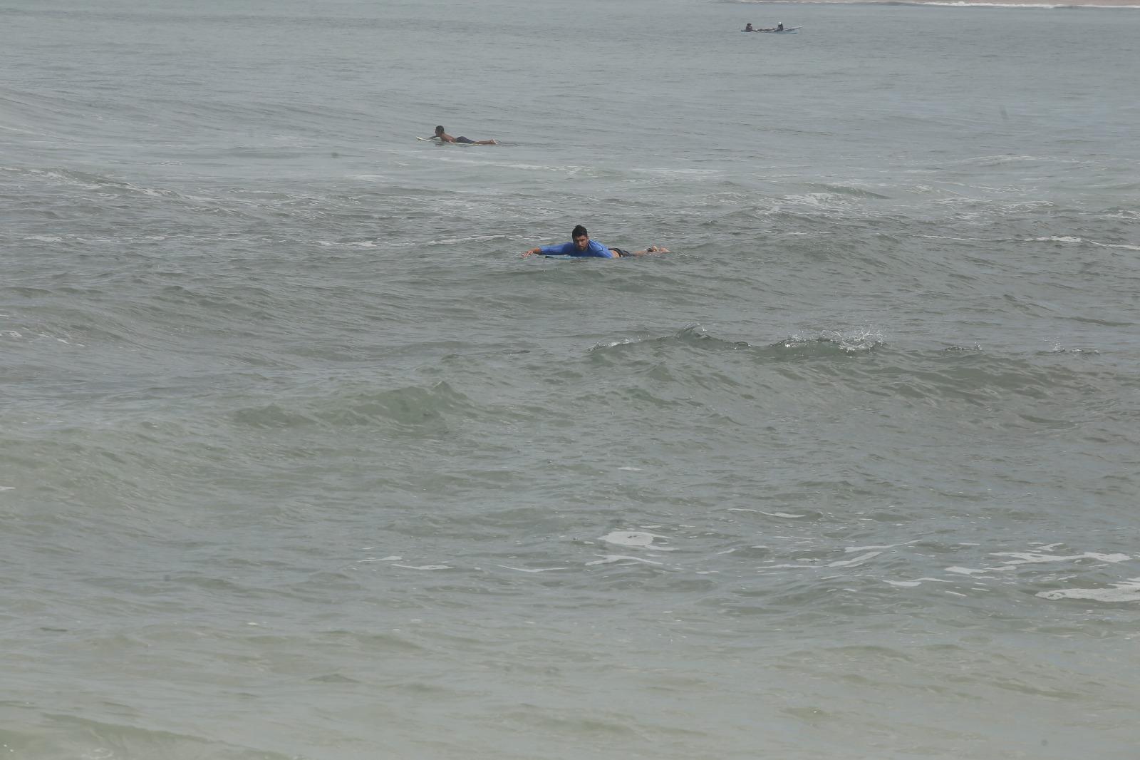 $!Reabren algunos accesos a playas de Mazatlán tras disminuir intensidad del oleaje