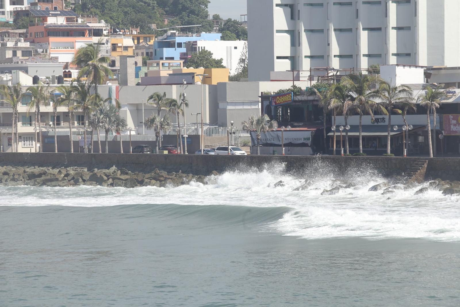 $!Reabren algunos accesos a playas de Mazatlán tras disminuir intensidad del oleaje