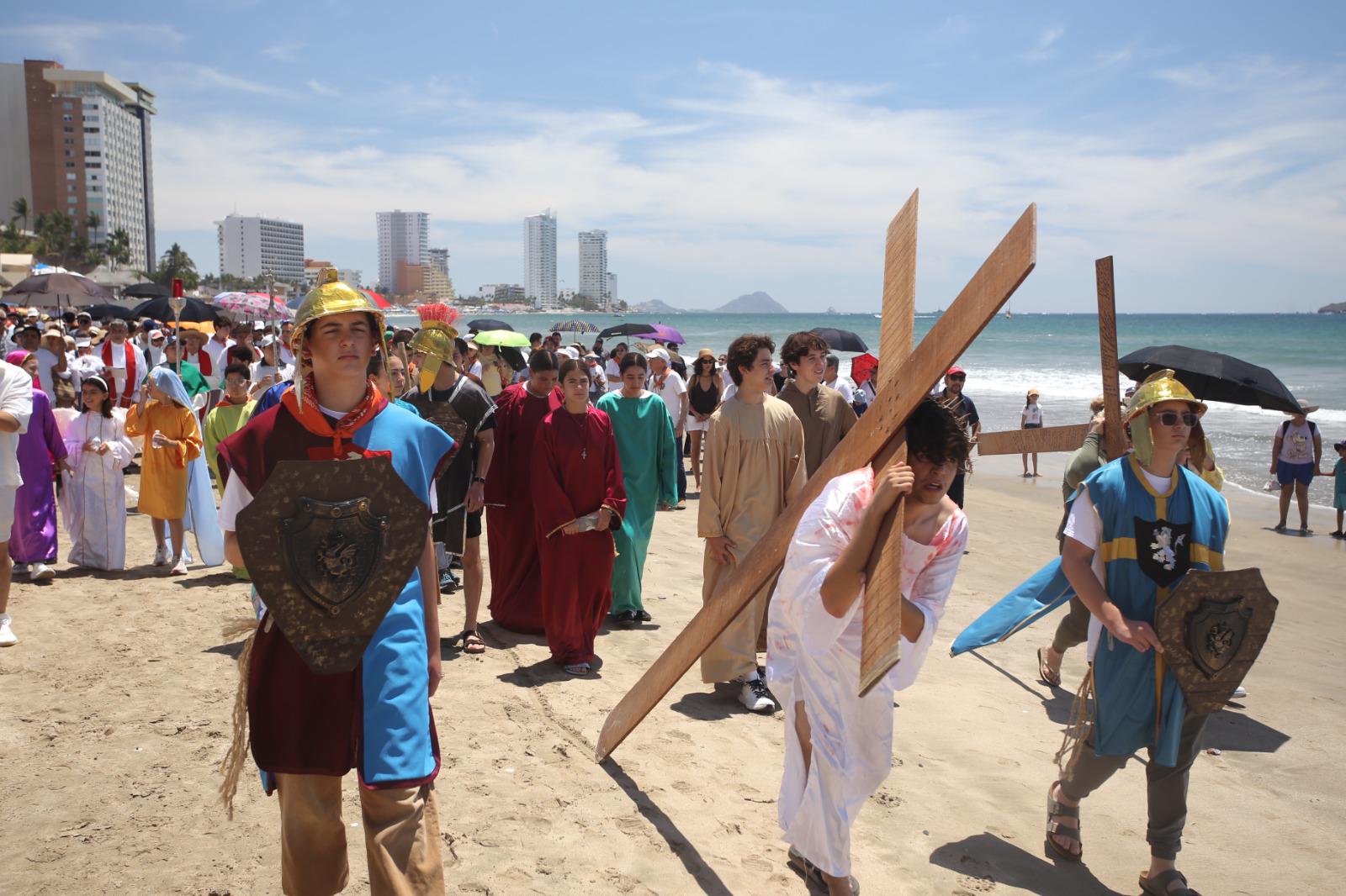 $!Viven con pasión fieles de San Judas el tradicional Viacrucis por la playa