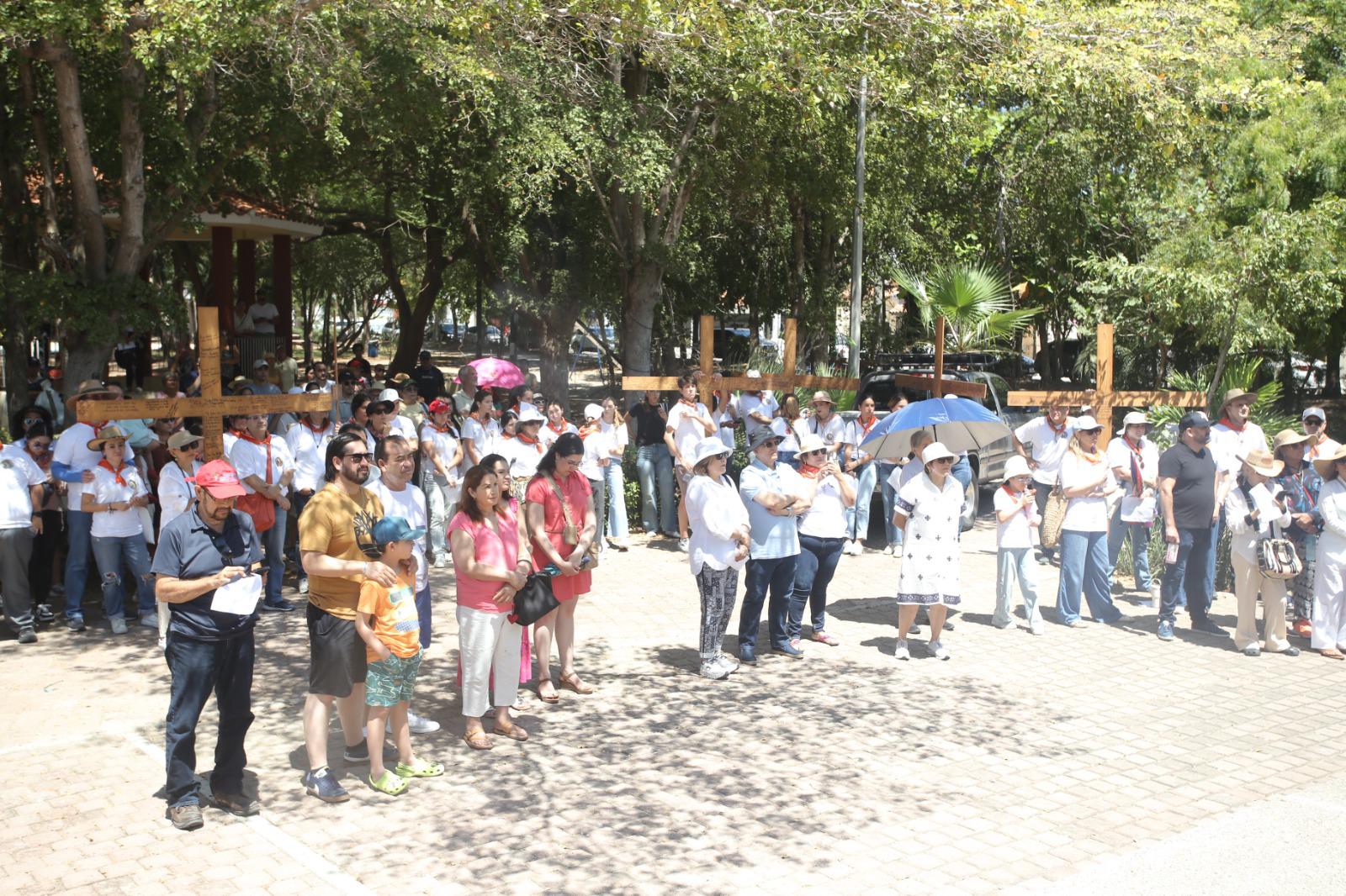 $!Viven con pasión fieles de San Judas el tradicional Viacrucis por la playa