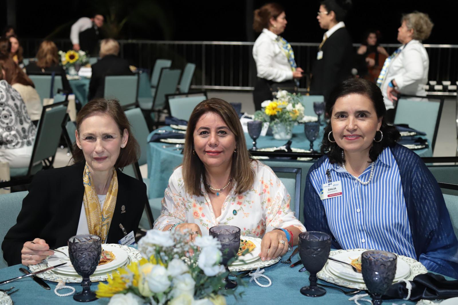 $!Evangelina Hijonosa de González, Adriana Picos y Dalia Díaz.