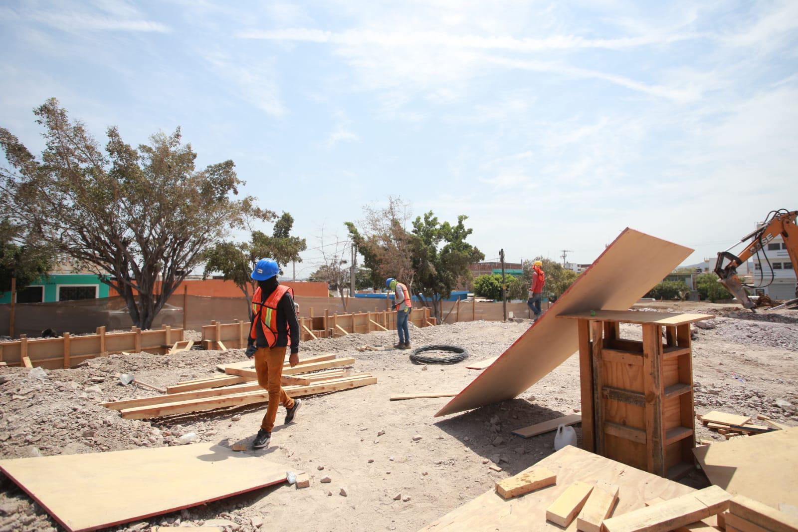 $!Trabajan en la construcción pese a altas temperaturas en Mazatlán