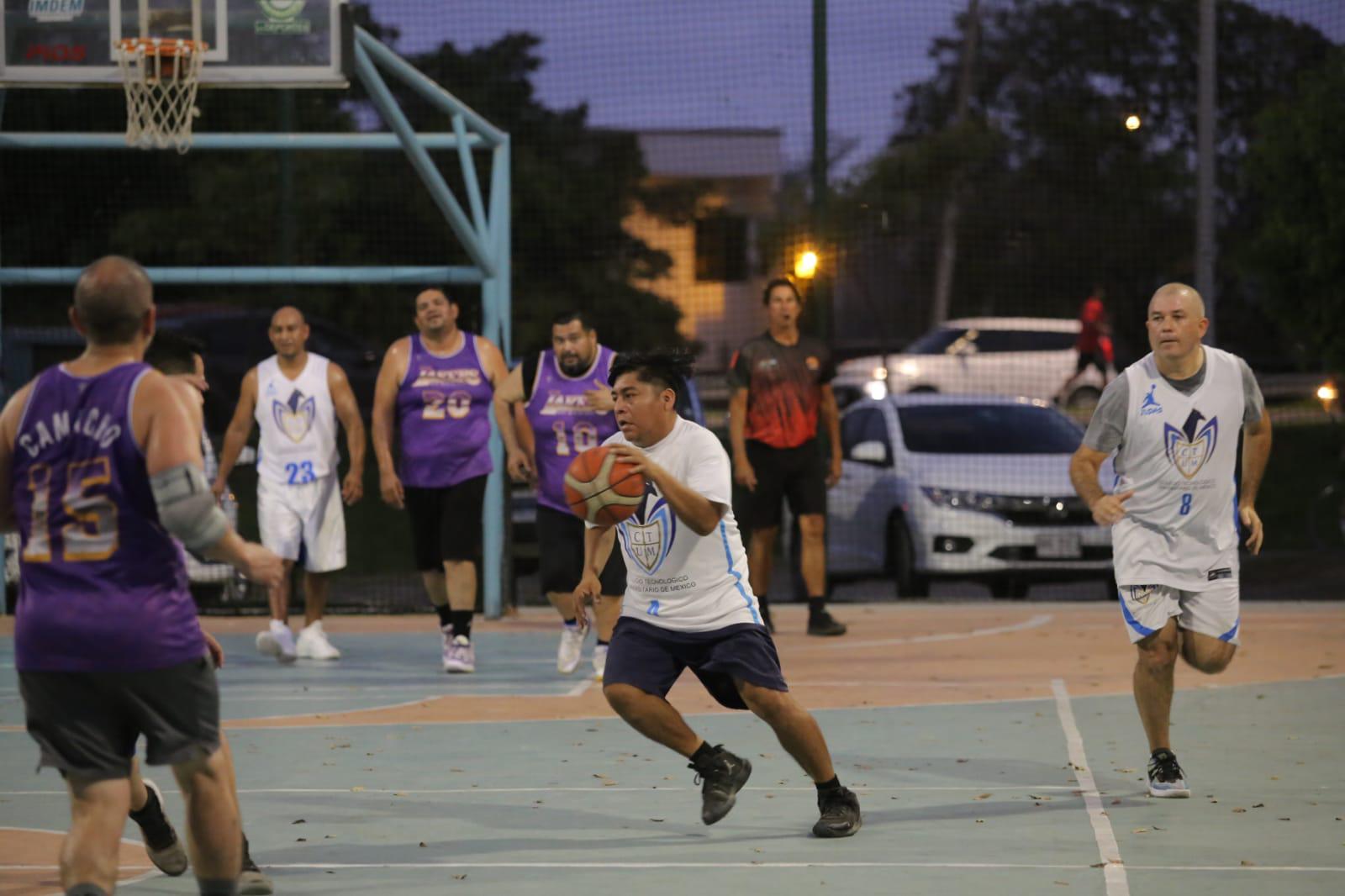 $!Señor Frog’s dobla a Rooster Pincher en Torneo Veteranos de Baloncesto