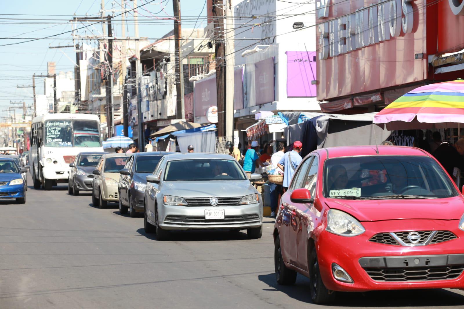 $!Están muy concurridos mercados y centros comerciales por compran navideñas