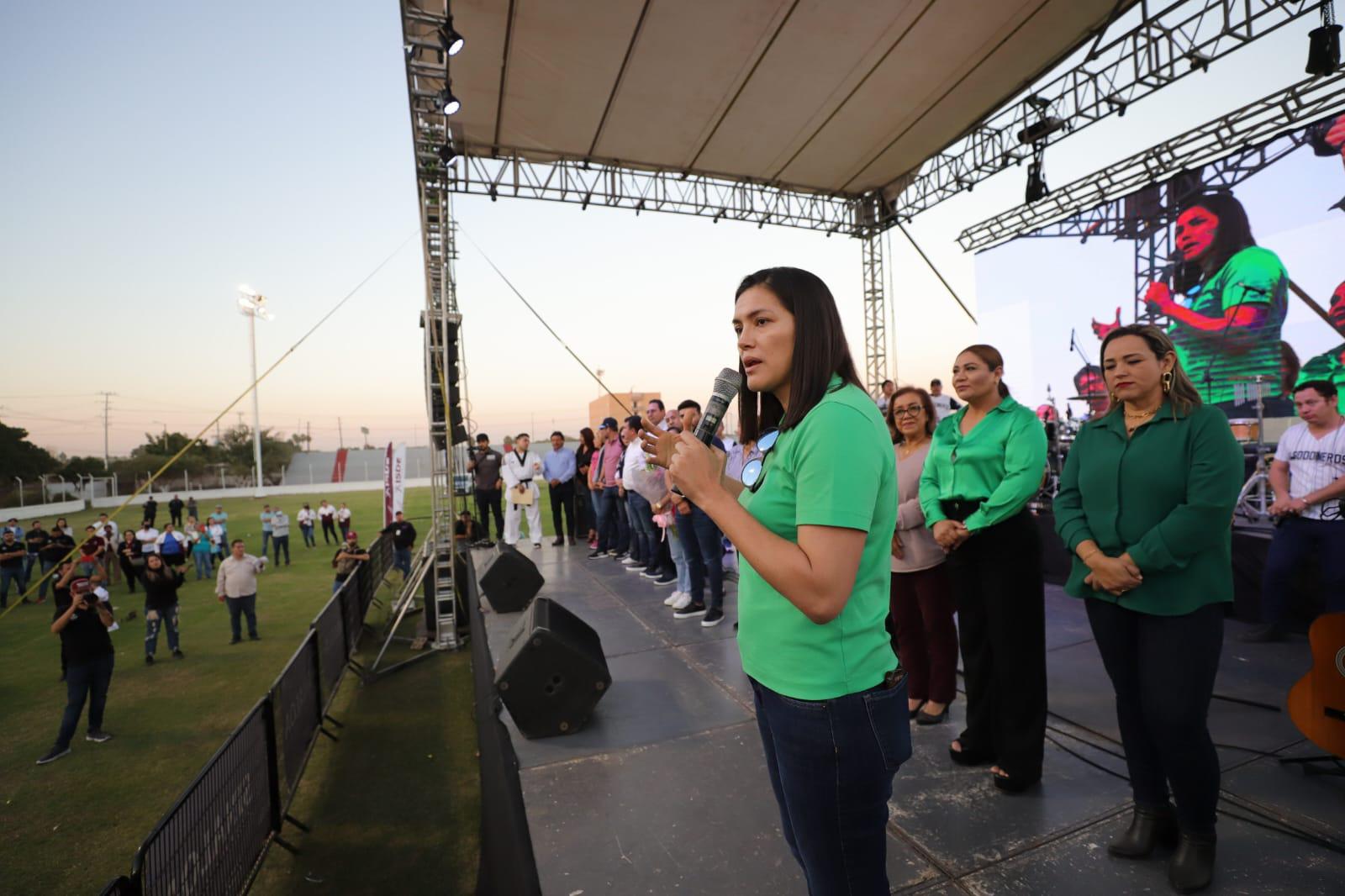 $!María del Rosario Espinoza es aclamada en Guasave