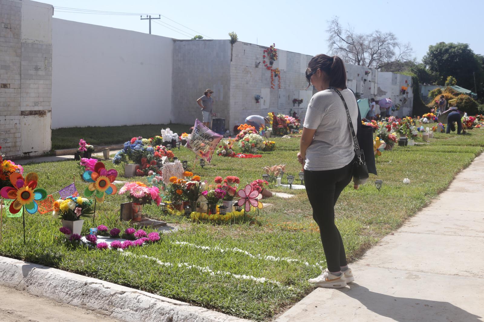 $!Mazatlecos mantienen viva la tradición del Día de Muertos en los panteones