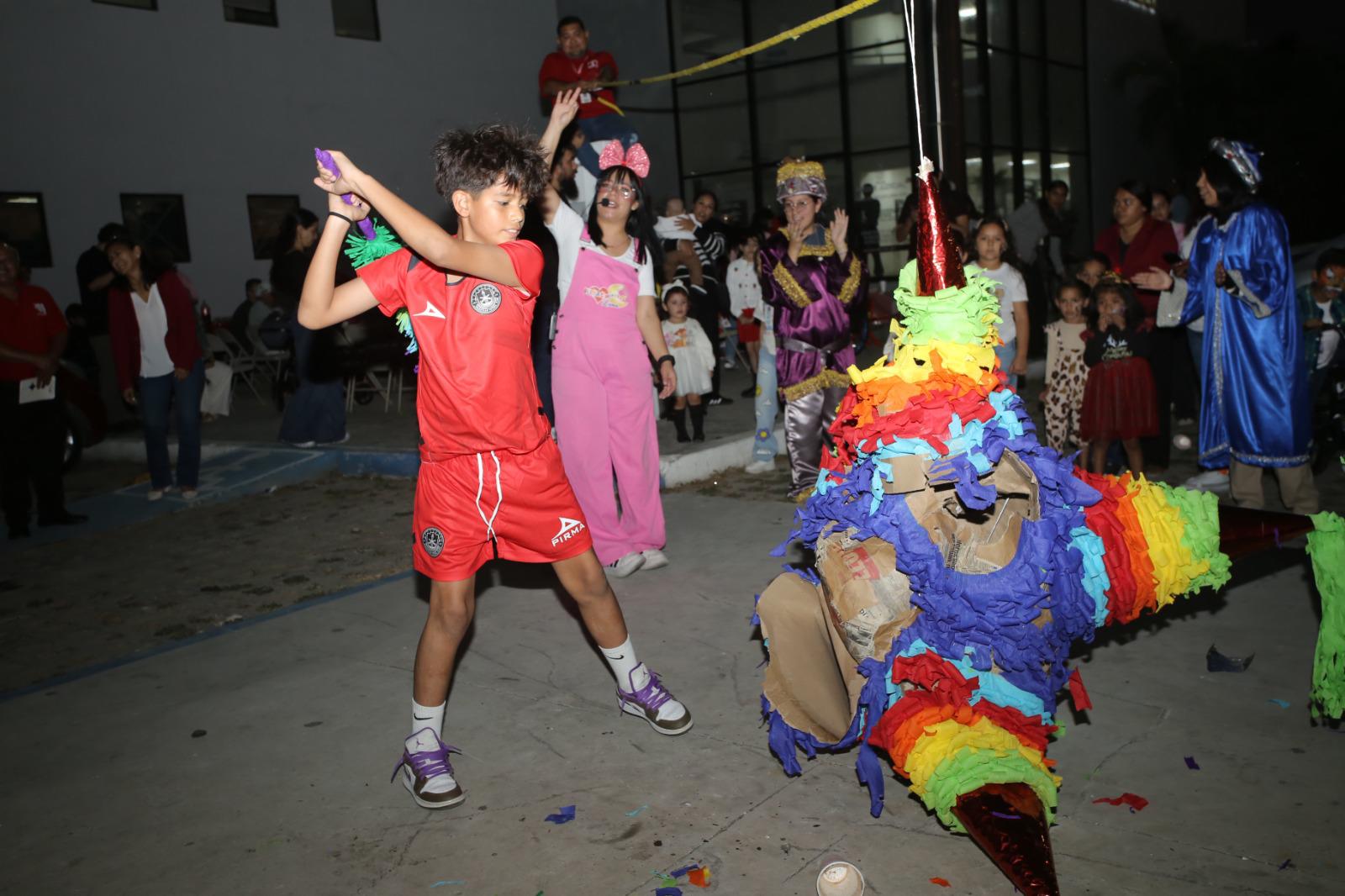 $!Luis Alejandro conoce a jugadores Cañoneros gracias a la campaña ‘Sé un Rey Mago’, de Noroeste