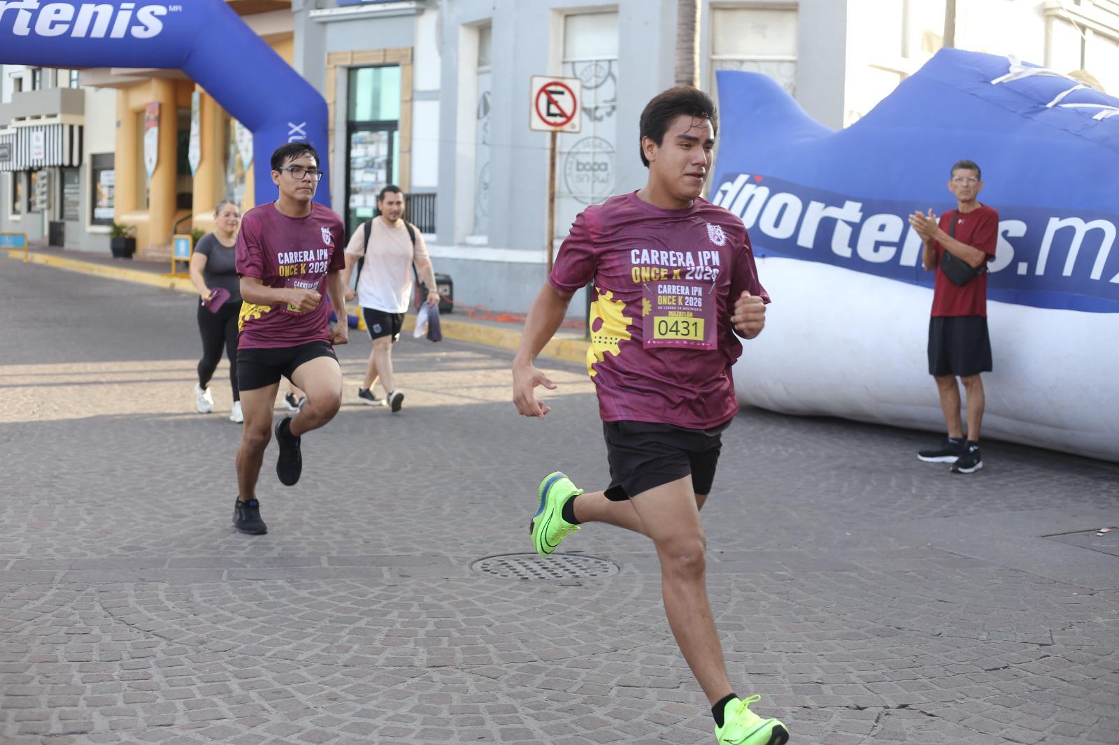 $!Javier Labrador y Ana Luisa Llorente conquistan la 15ª Carrera IPN OnceK 2026 en Olas Altas