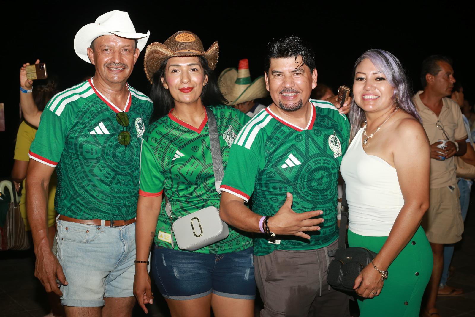 $!Visitantes de Saltillo celebran el triunfo de México.
