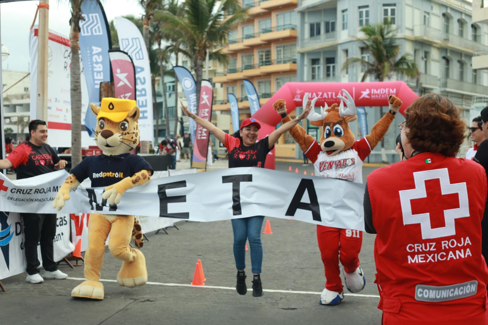 $!Jesús y Norma Labrador imponen su ley en la Carrera Roja 2026 en Mazatlán