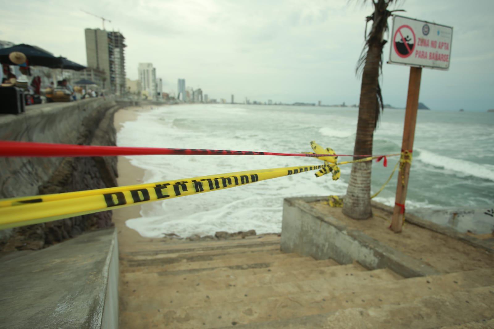 $!Solo el acceso a la playa junto a las Letras de Mazatlán permanece con cintas rojas y amarillas.